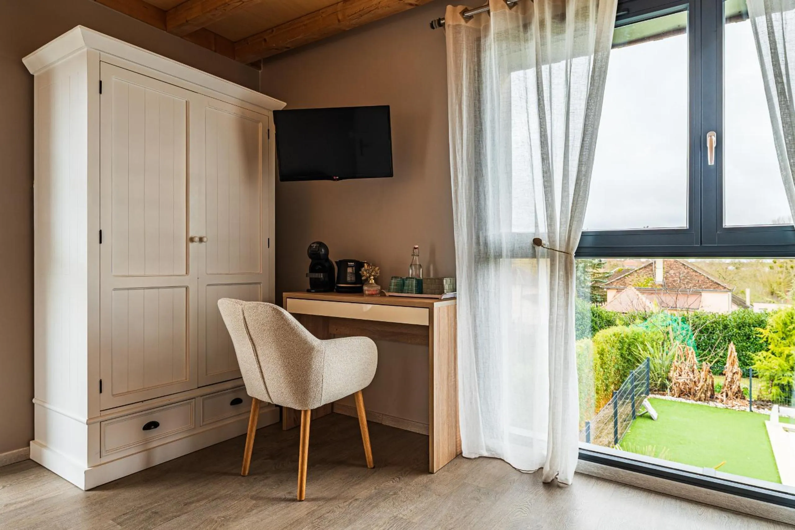 Photo of the whole room in Ome sweet home