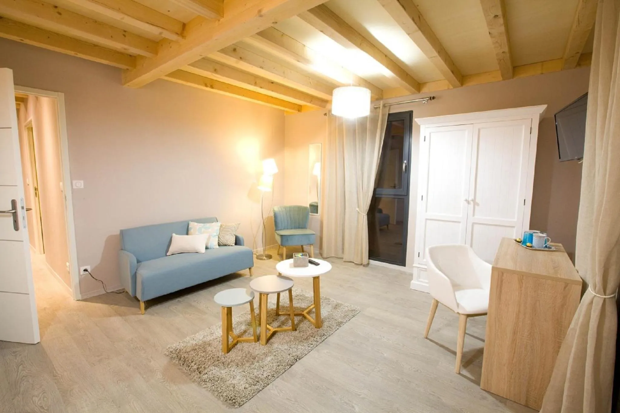 Photo of the whole room in Ome sweet home