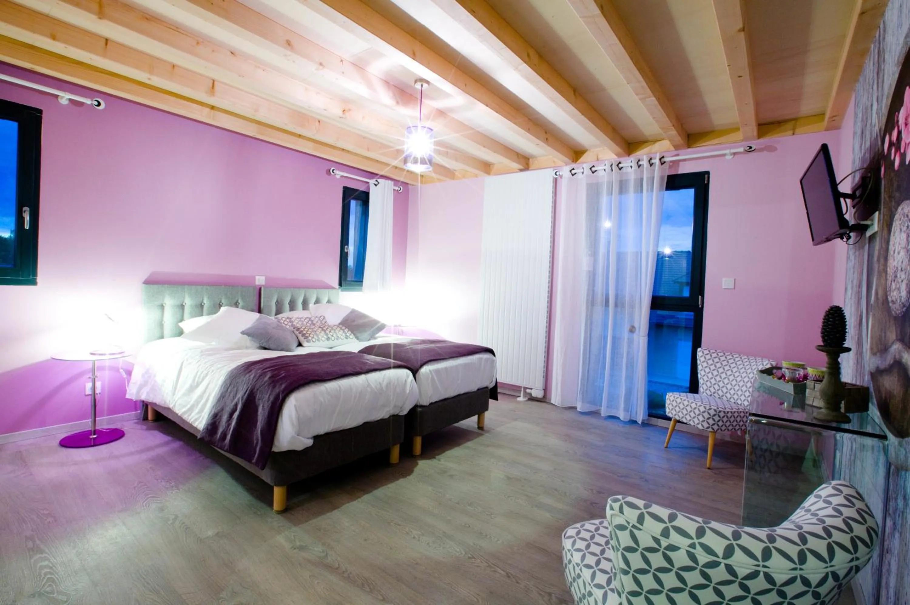 Photo of the whole room, Bed in Ome sweet home