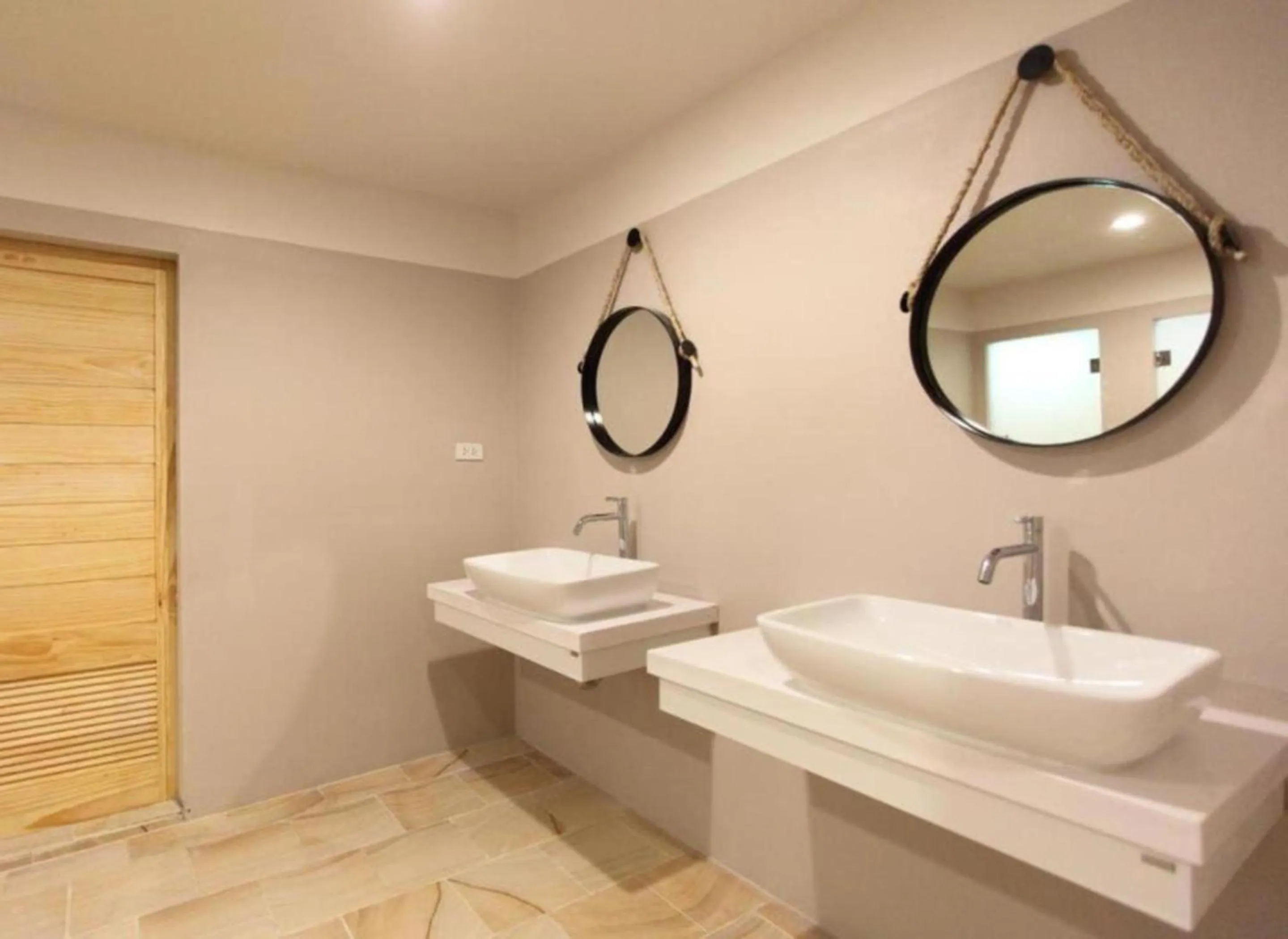 Bathroom in Lupta Hostel Patong Hideaway