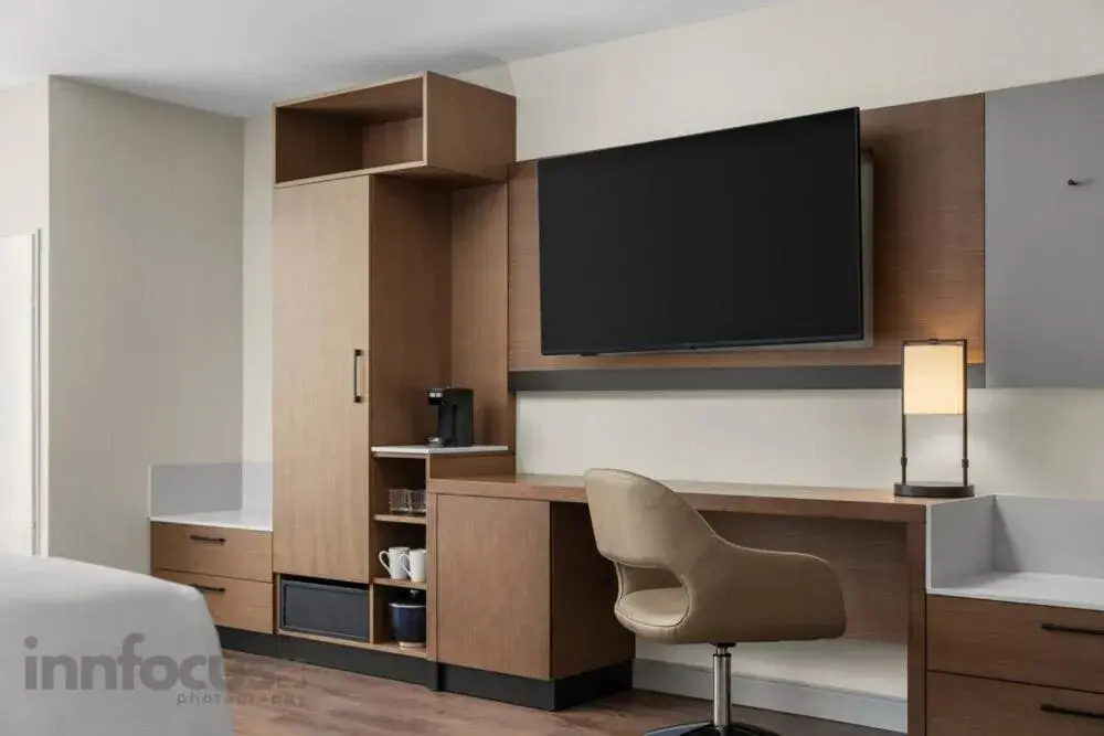 Queen Room with Two Queen Beds with Sofa Bed and Roll-In Shower - Disability Access in Hyatt Place Mississauga / Airport Corp Center Queen Room with Two Queen Beds with Sofa Bed and Roll-In Shower - Disability Access in Hyatt Place Mississauga / Airport Corp Center