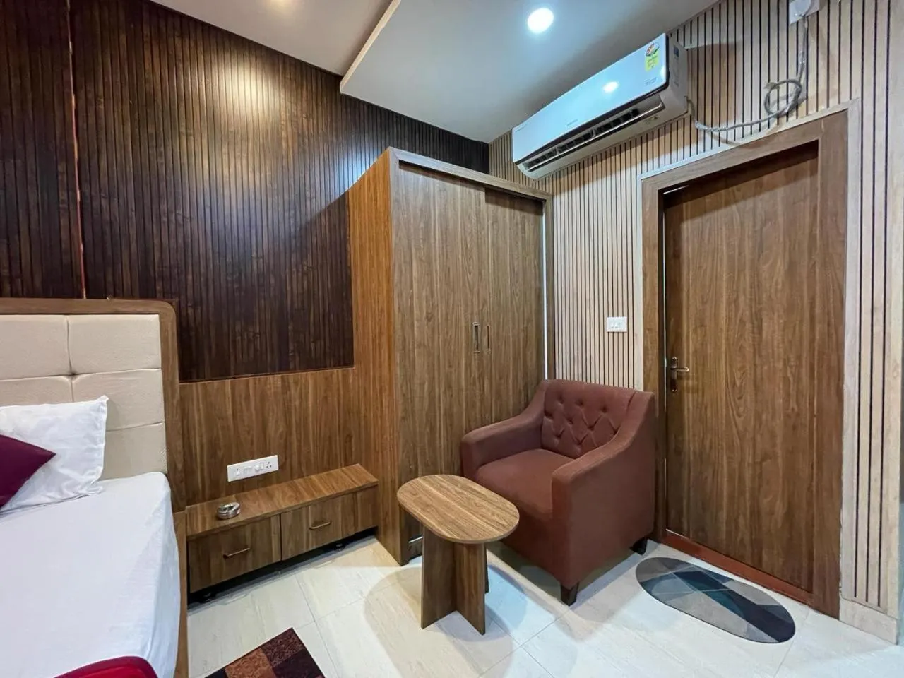 Bed in Hotel Siddhant Palace