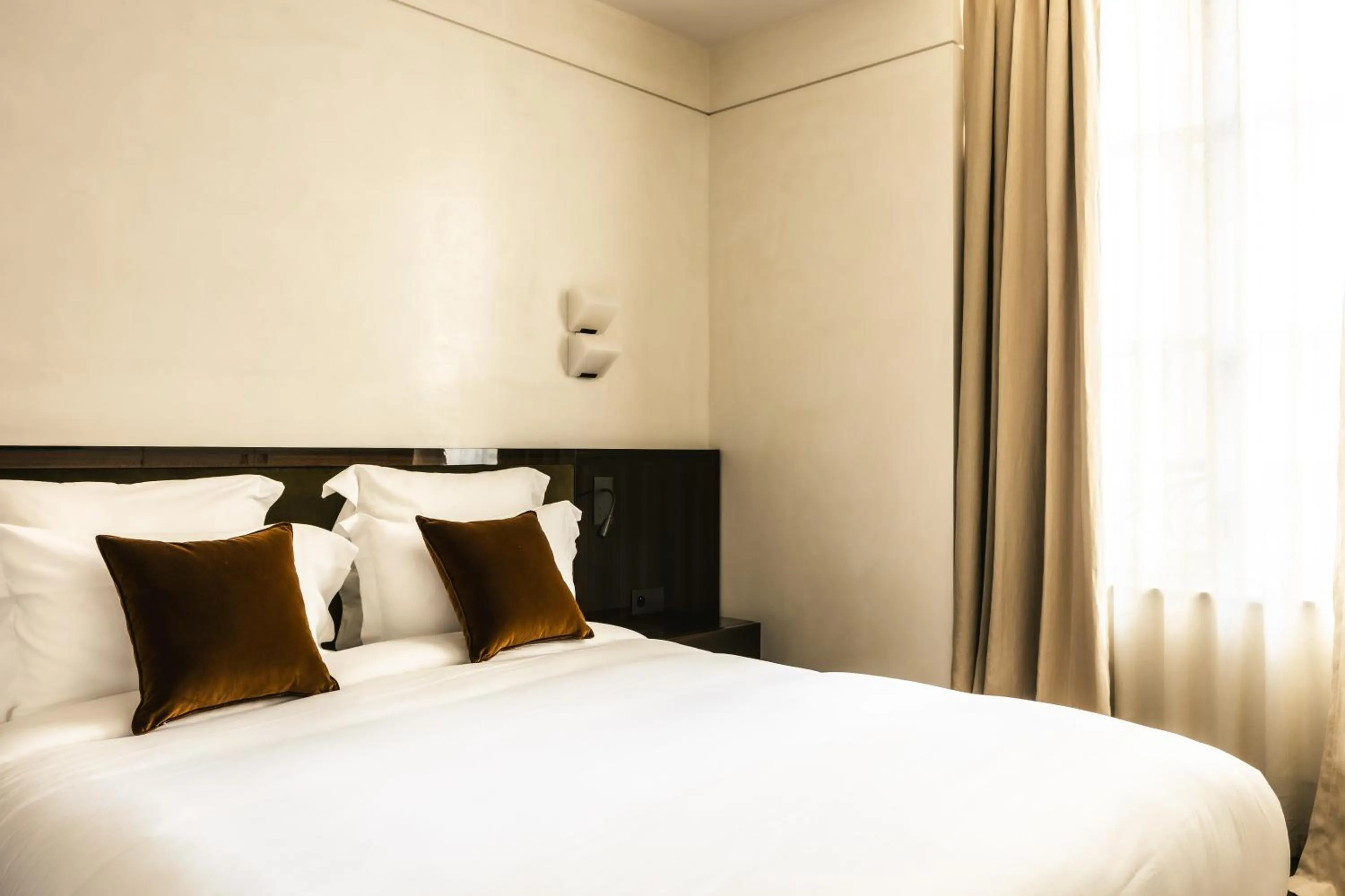 Bed in Mondovi Luxury Suites