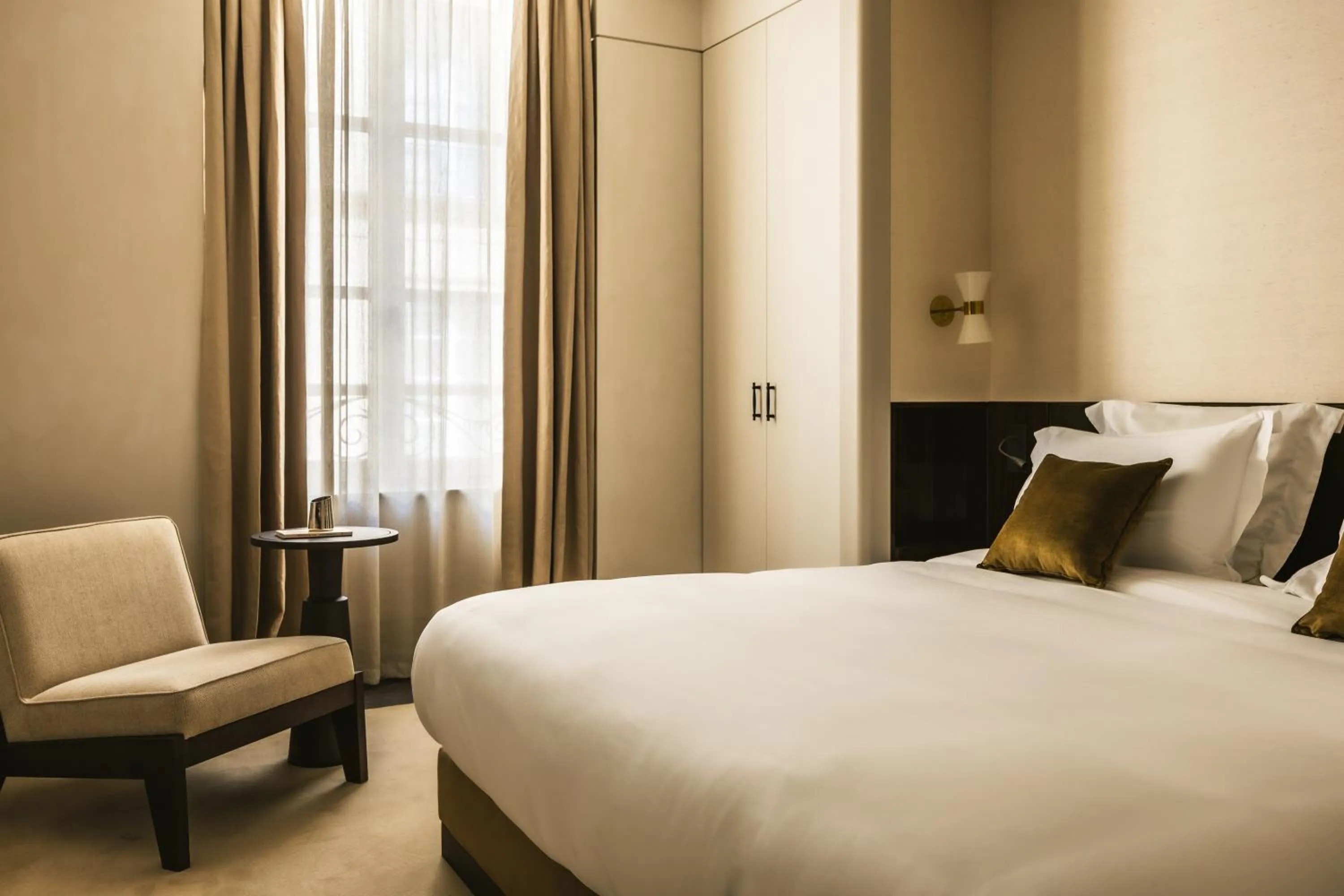 Bed in Mondovi Luxury Suites