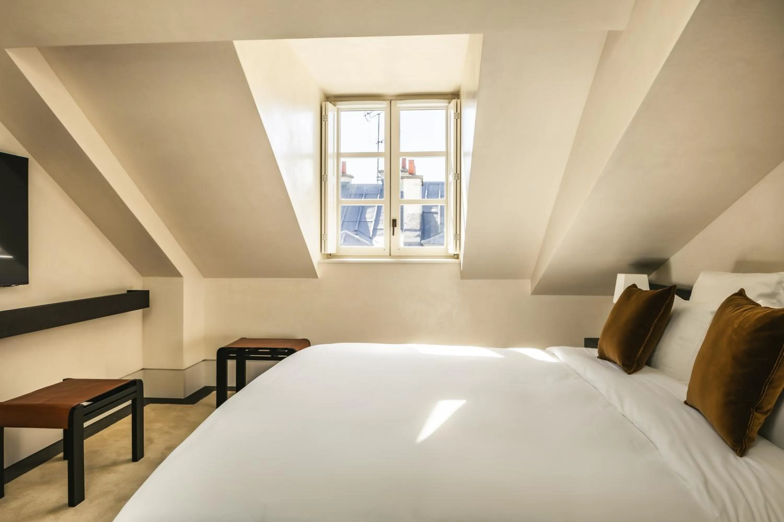 Bed in Mondovi Luxury Suites