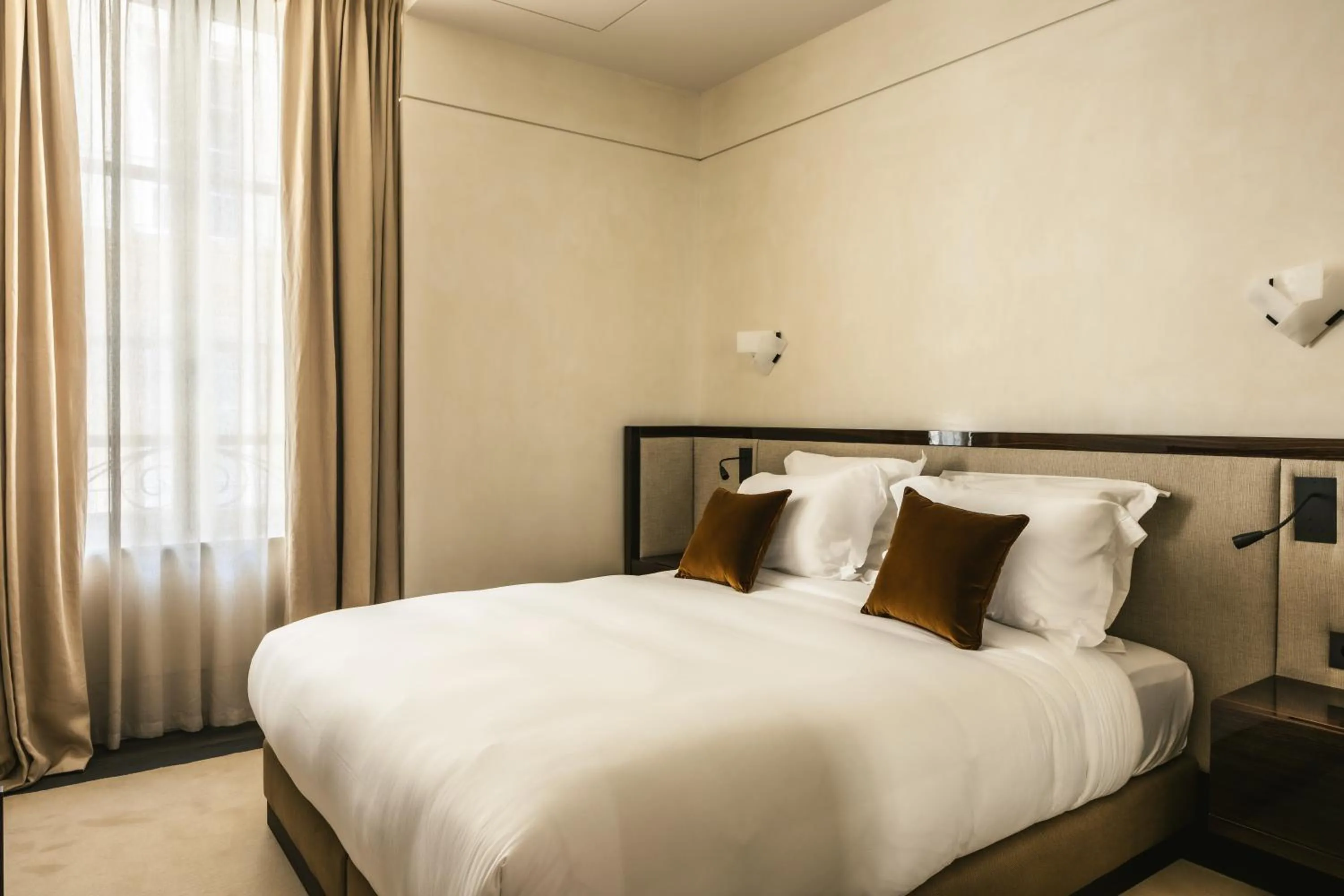 Bed in Mondovi Luxury Suites