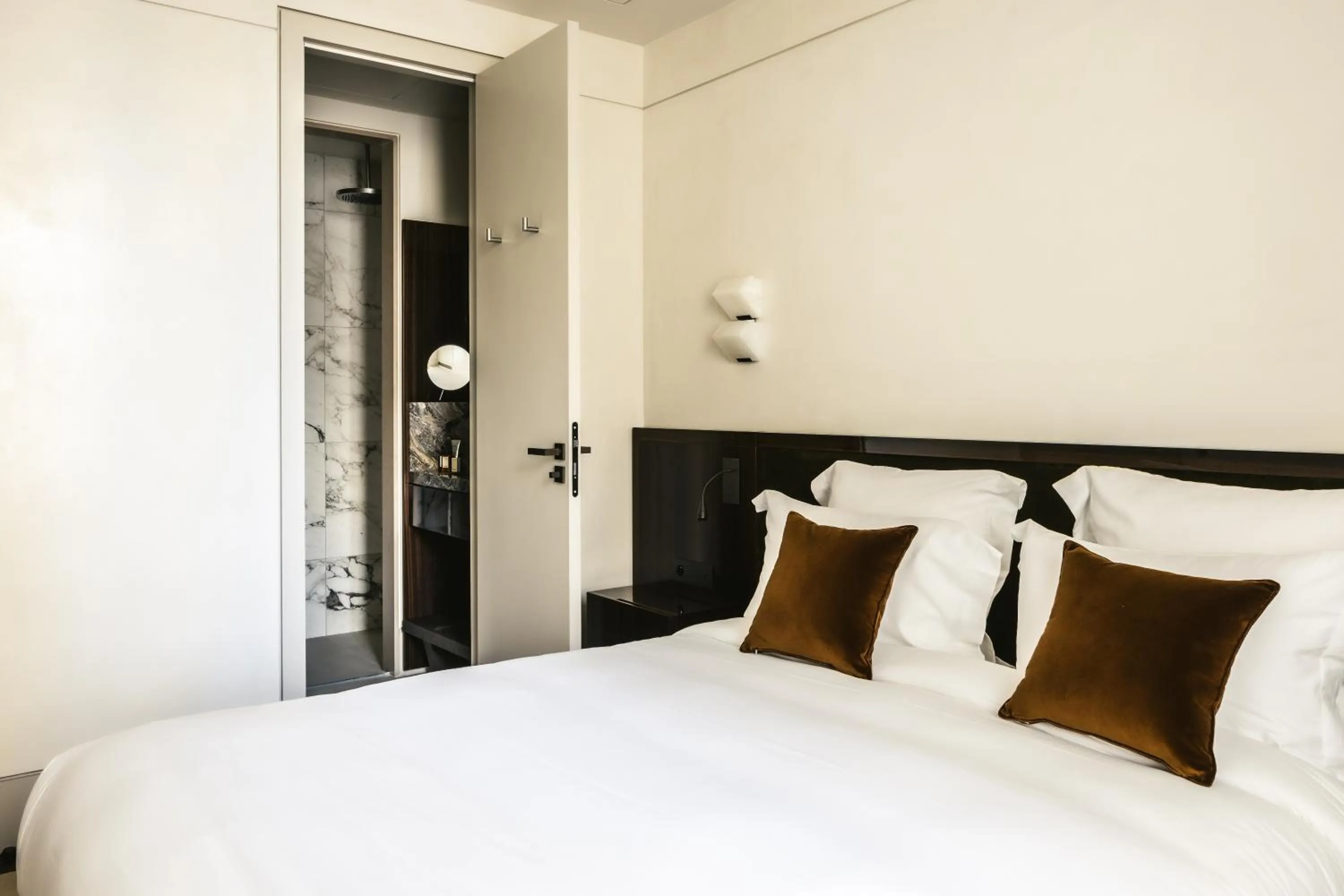 Bed in Mondovi Luxury Suites