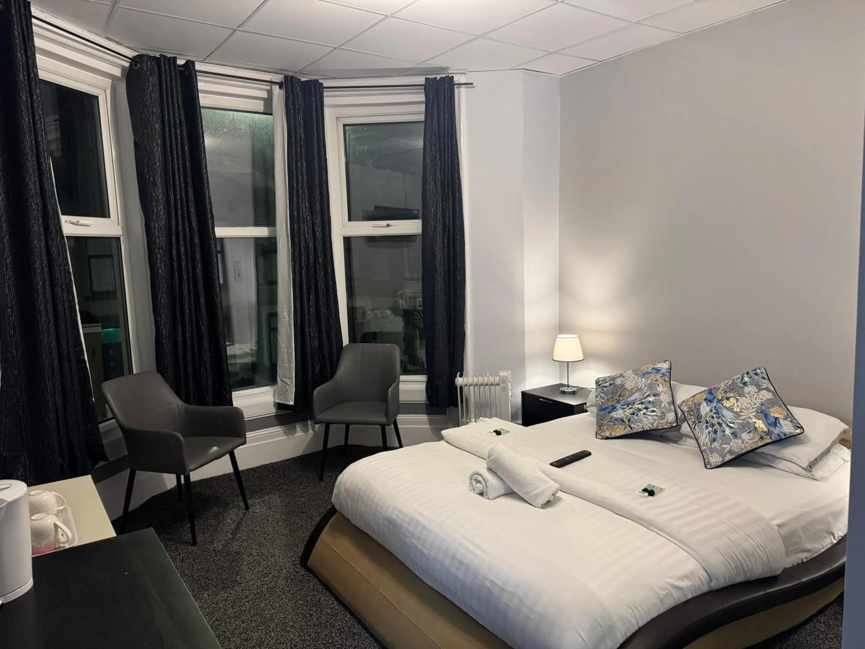 Bed in 100 Pipers Hotel