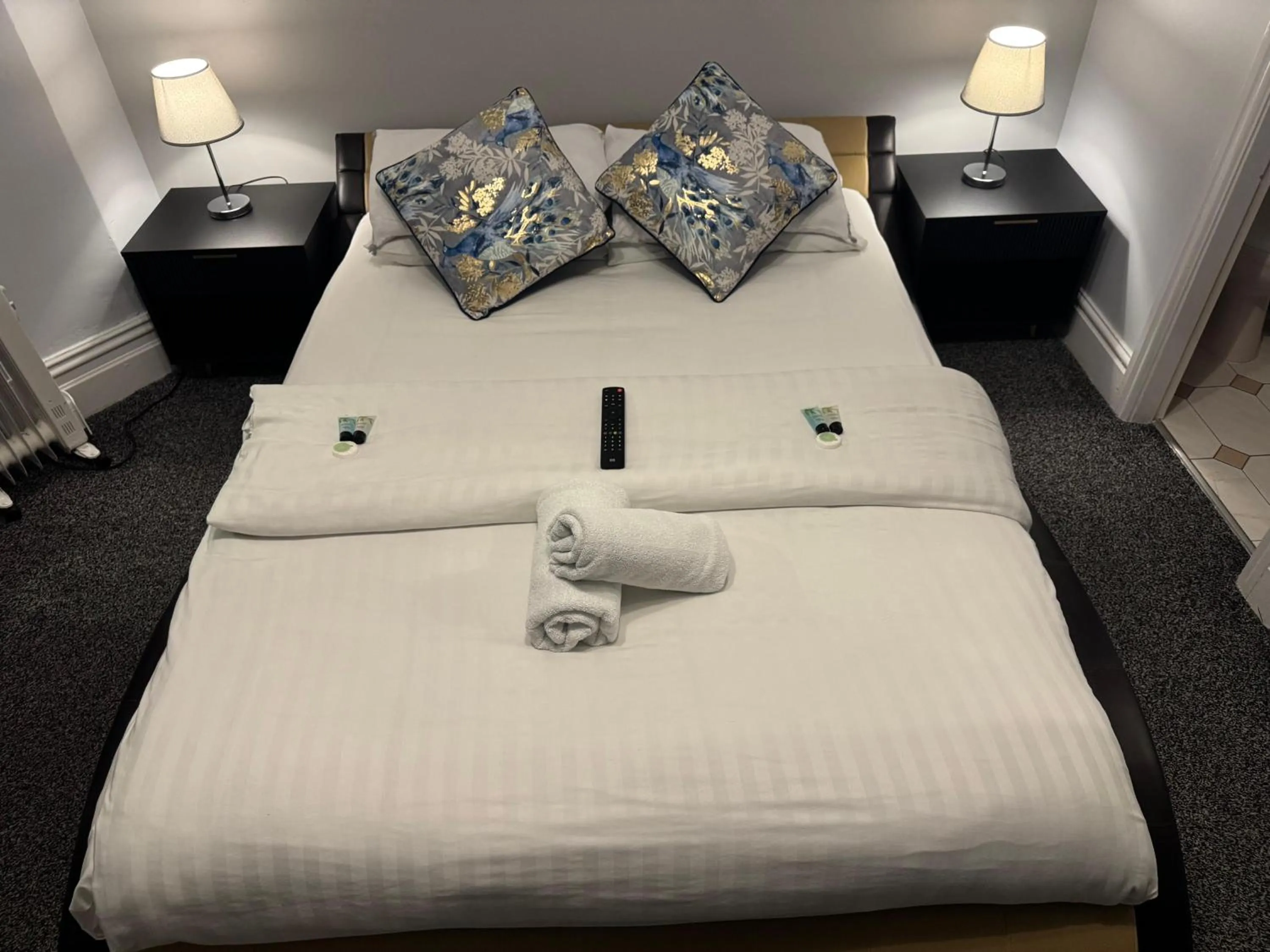 Bed in 100 Pipers Hotel