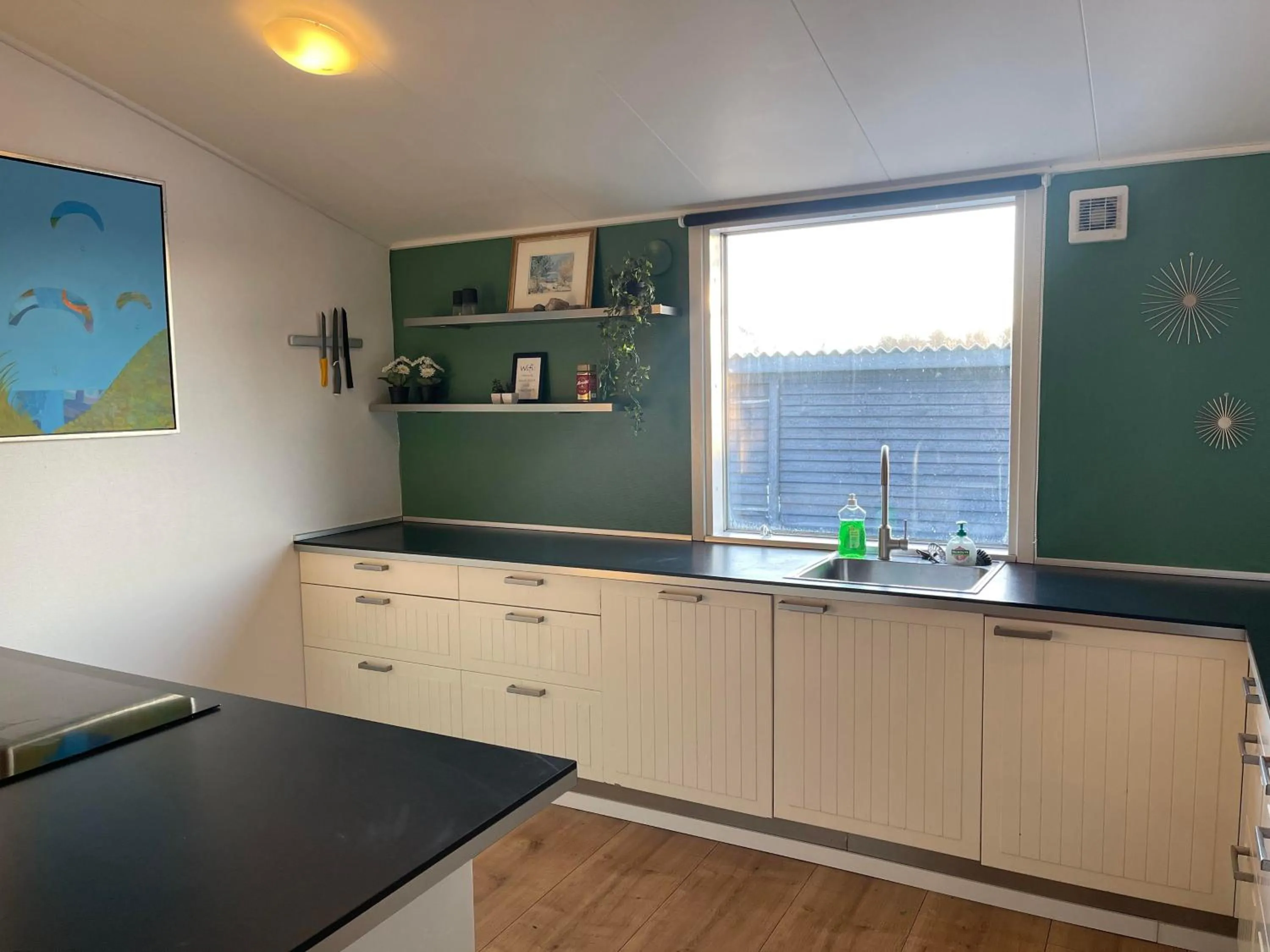 Kitchen or kitchenette in Toftum Bjerge Camping & Cottages