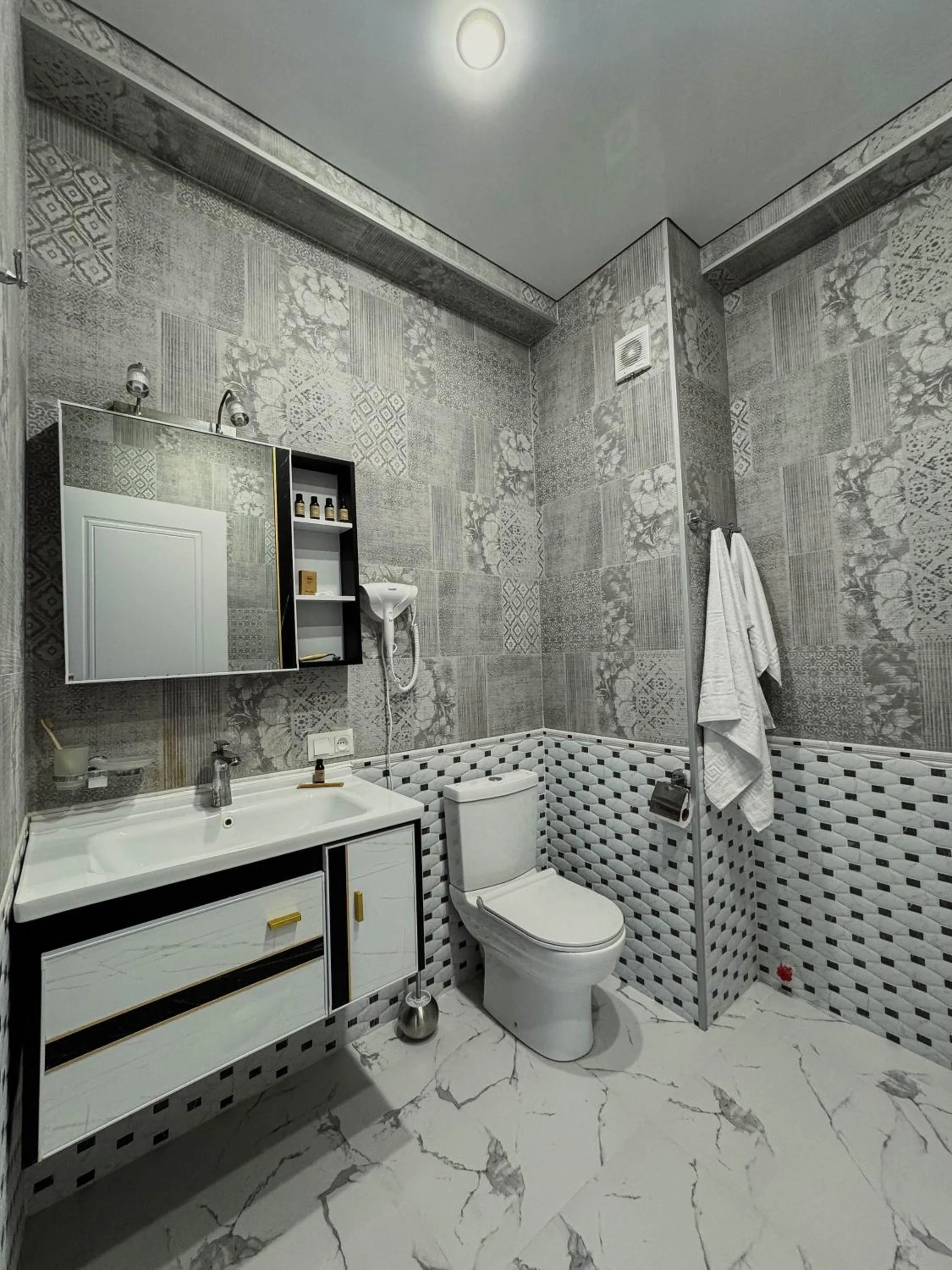 Shower in Panorama Hills Apart-Hotel