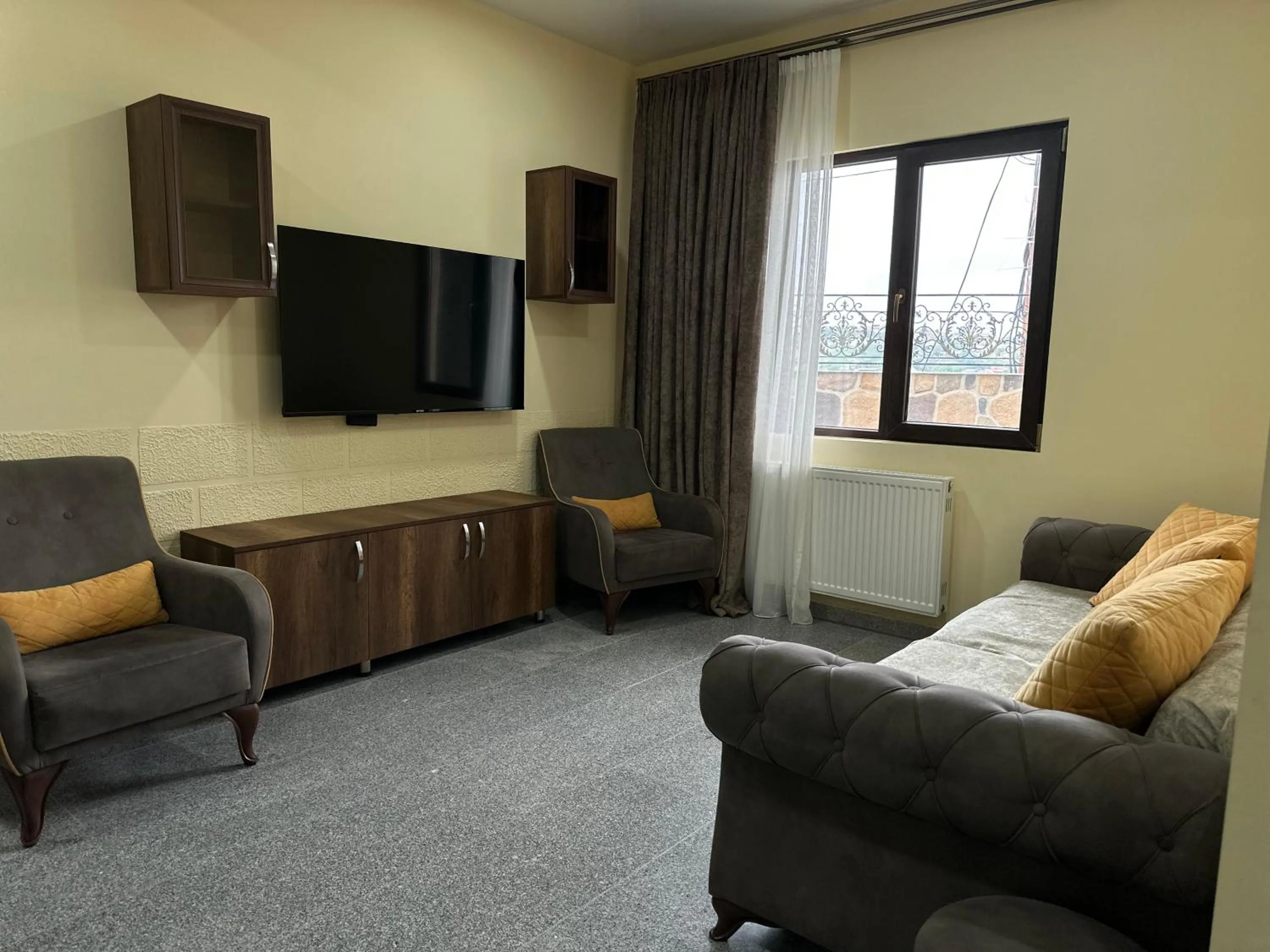 Communal lounge/ TV room in Panorama Hills Apart-Hotel