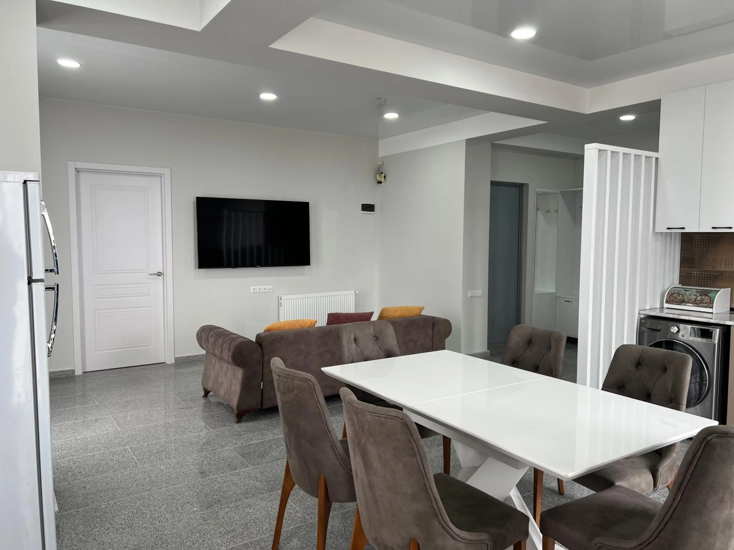 Communal lounge/ TV room in Panorama Hills Apart-Hotel