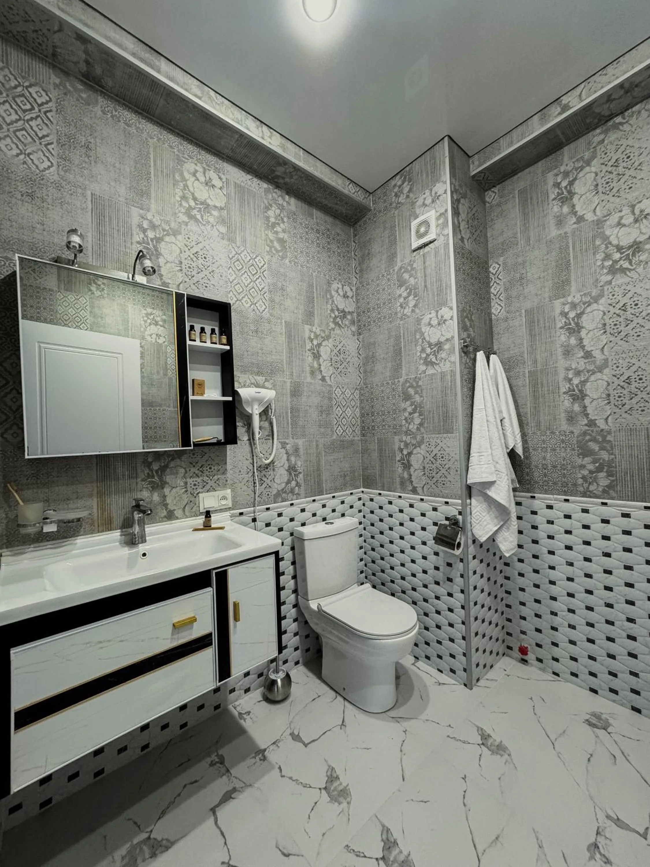 Shower in Panorama Hills Apart-Hotel