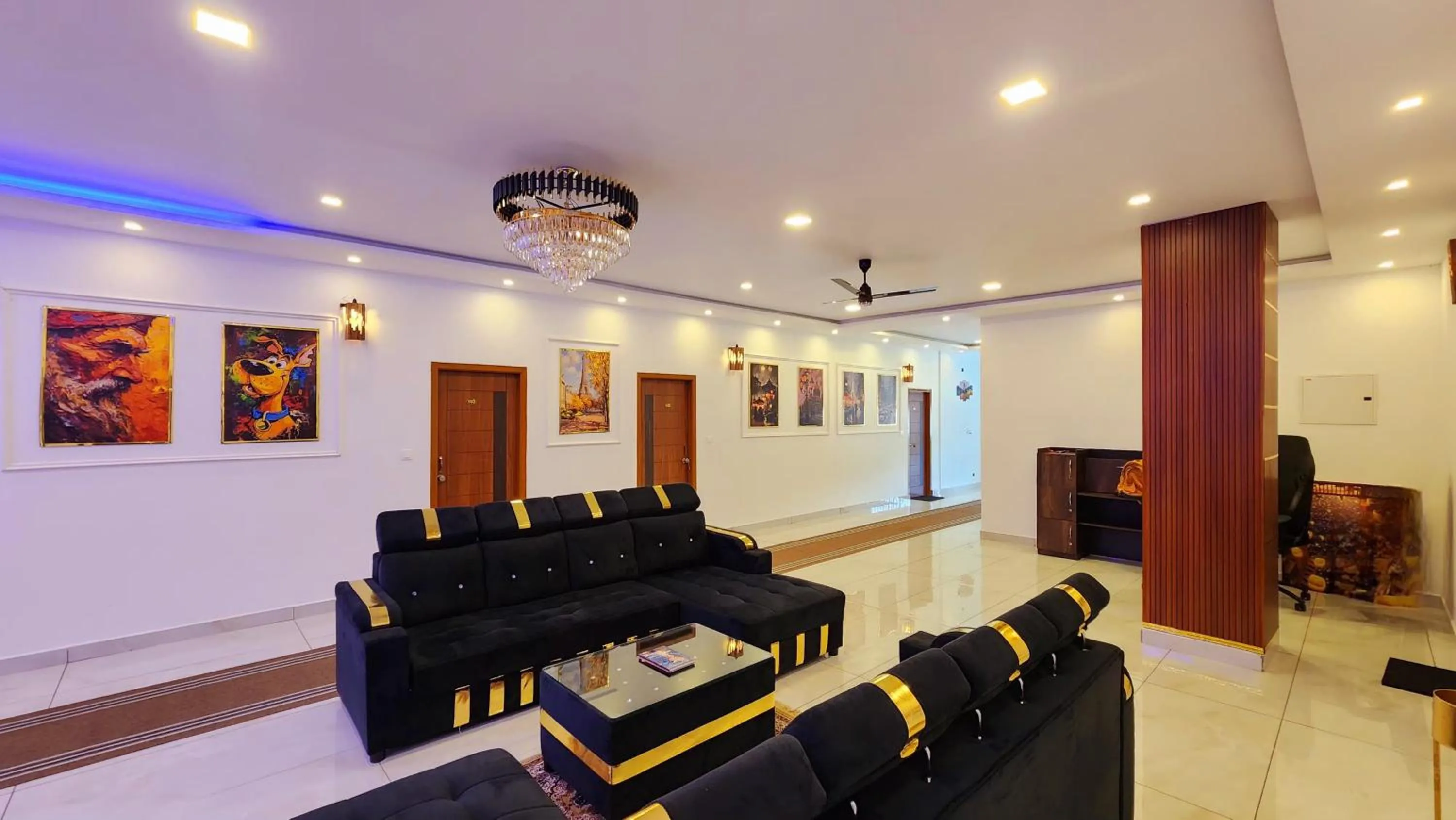Communal lounge/ TV room in The Sky Hotel Coorg
