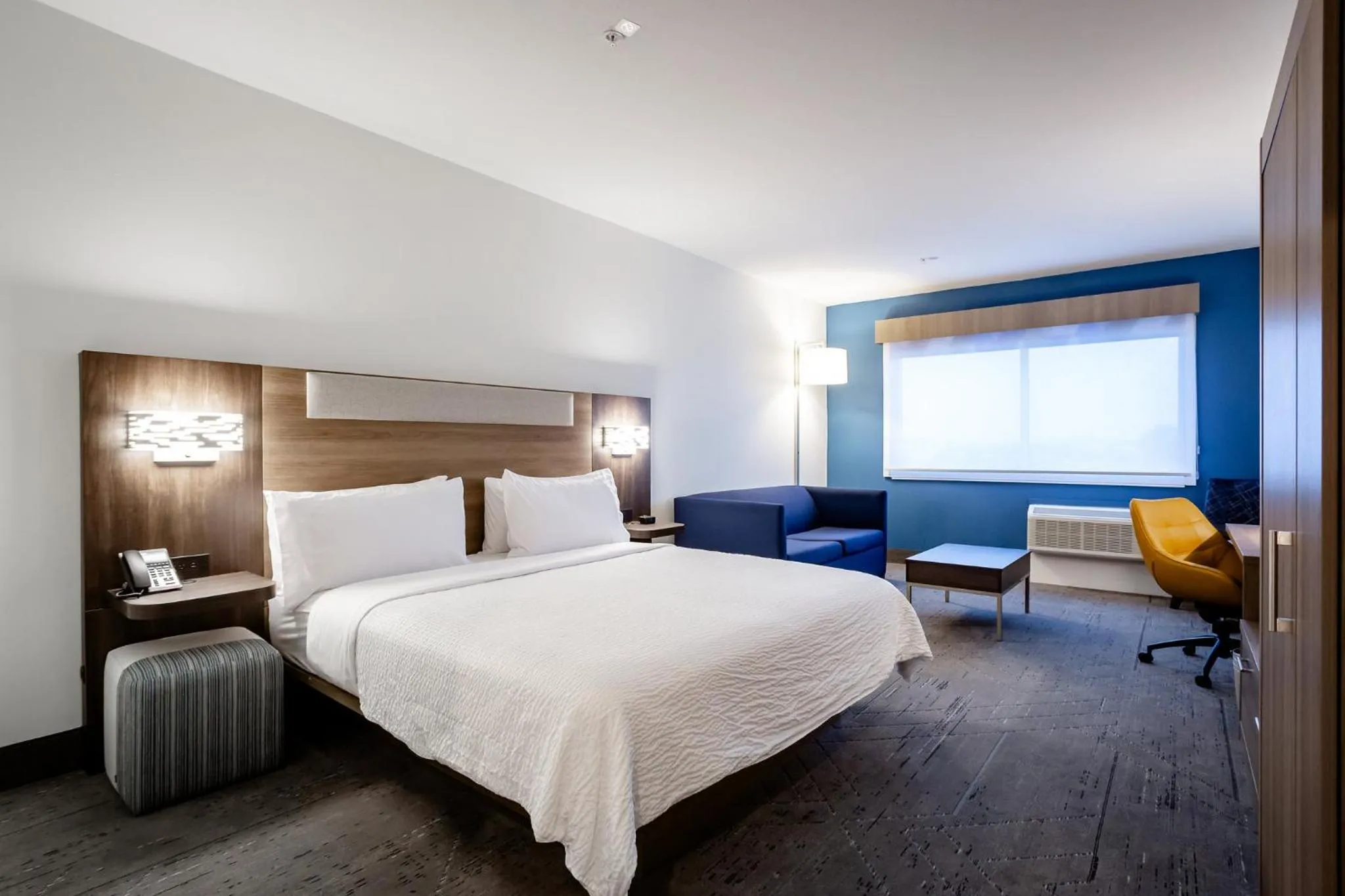 Photo of the whole room, Bed in Holiday Inn Express & Suites Waco Downtown by IHG