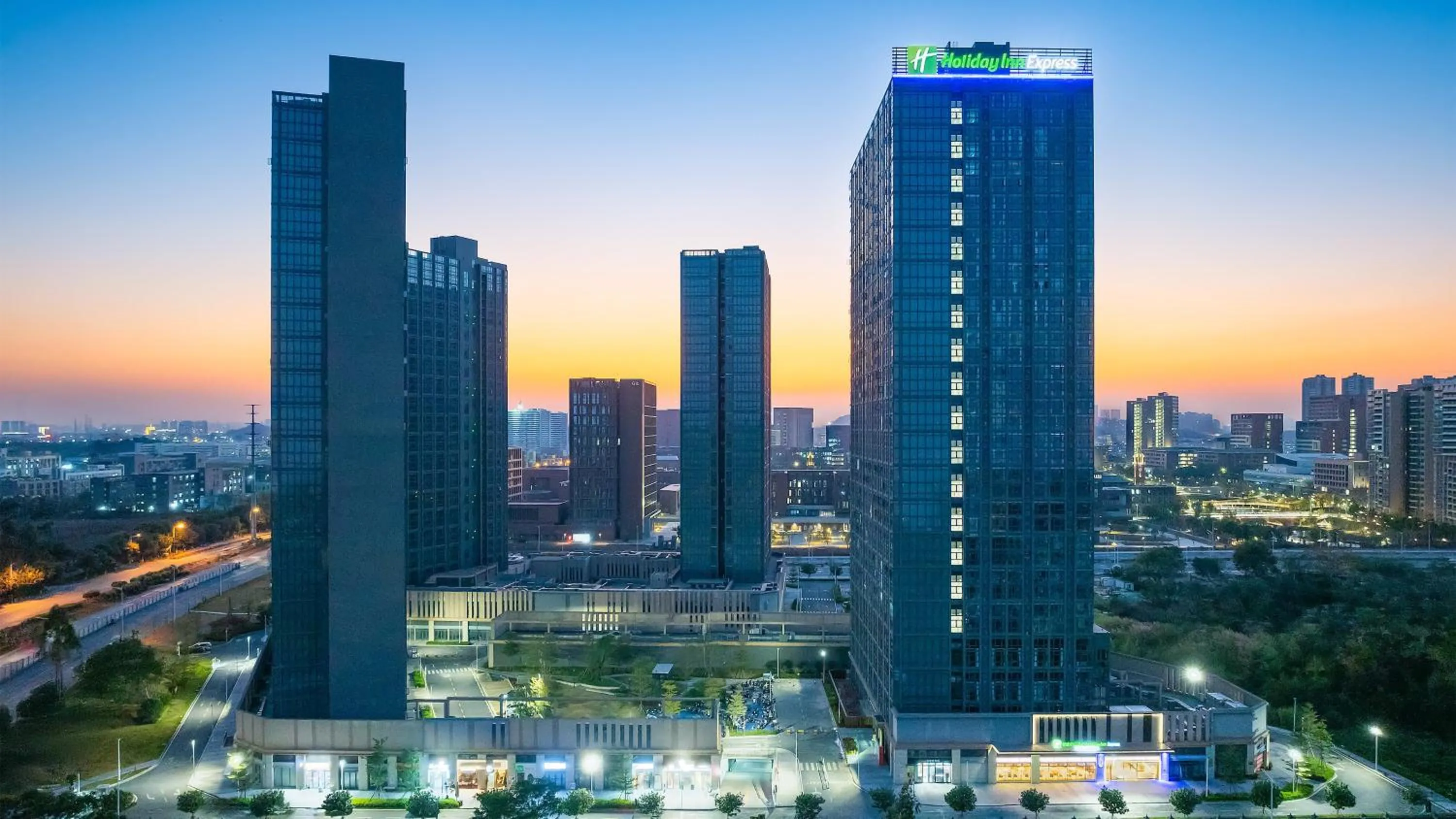 Property building in Holiday Inn Express Guangzhou University Town