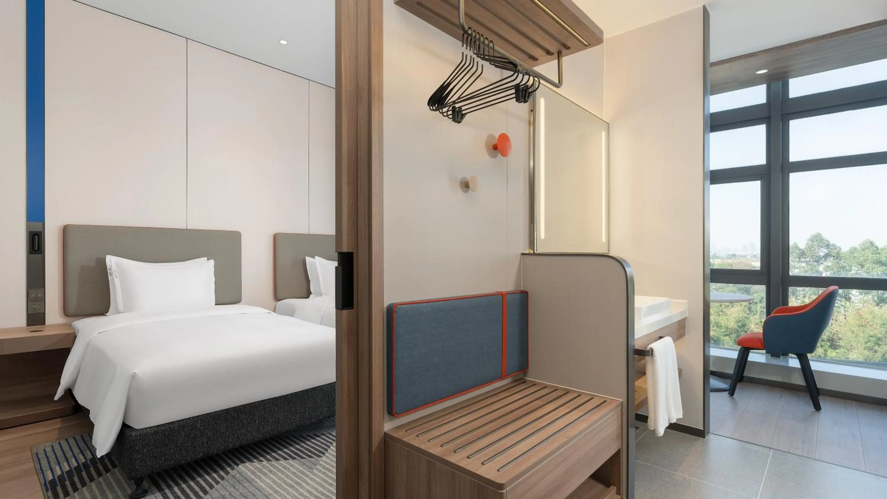 Photo of the whole room, Bed in Holiday Inn Express Guangzhou University Town