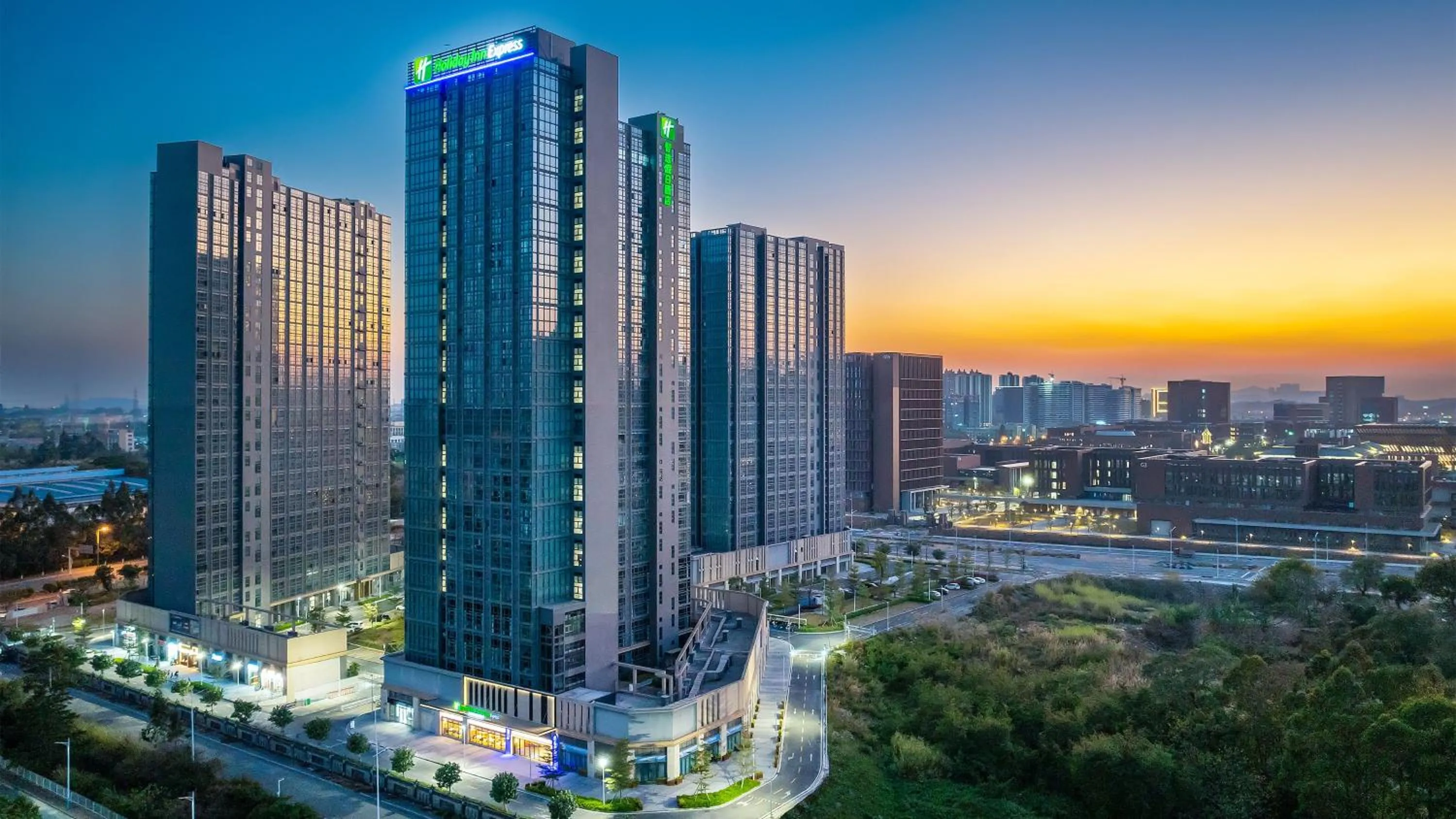 Property building in Holiday Inn Express Guangzhou University Town