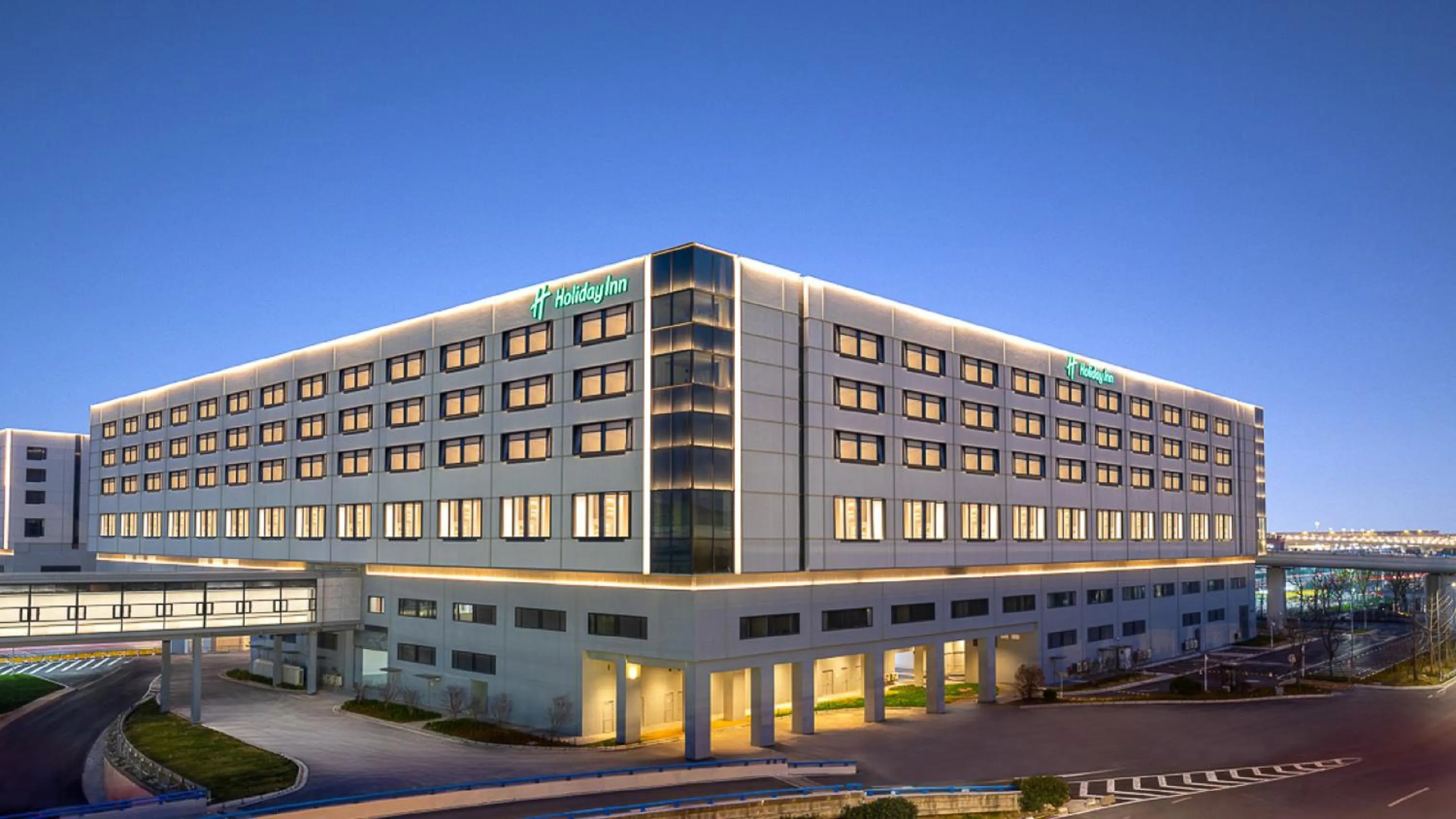 Property building in Holiday Inn Shanghai Pudong Airport, an IHG Hotel