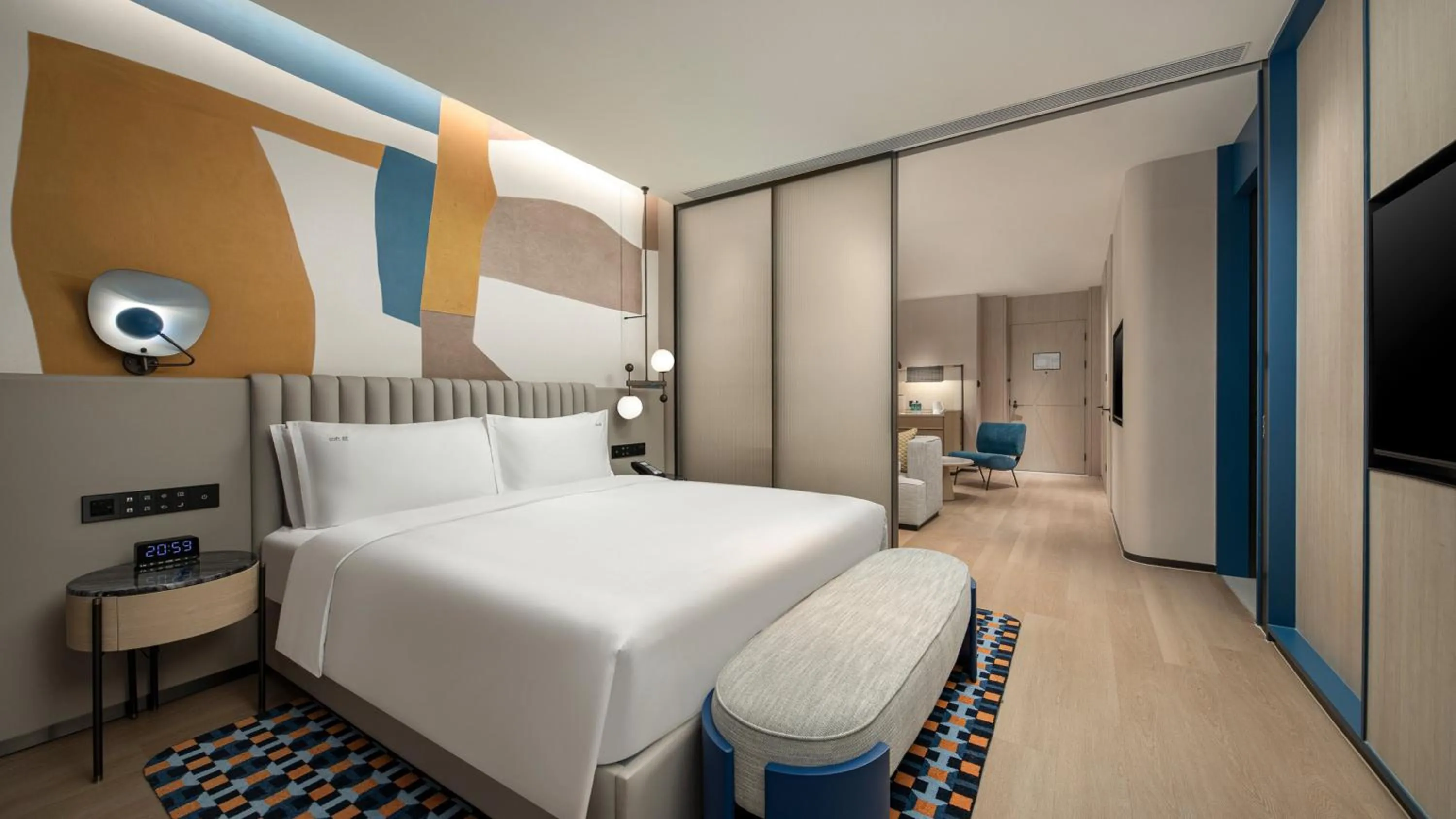 Photo of the whole room, Bed in Holiday Inn Shanghai Pudong Airport, an IHG Hotel