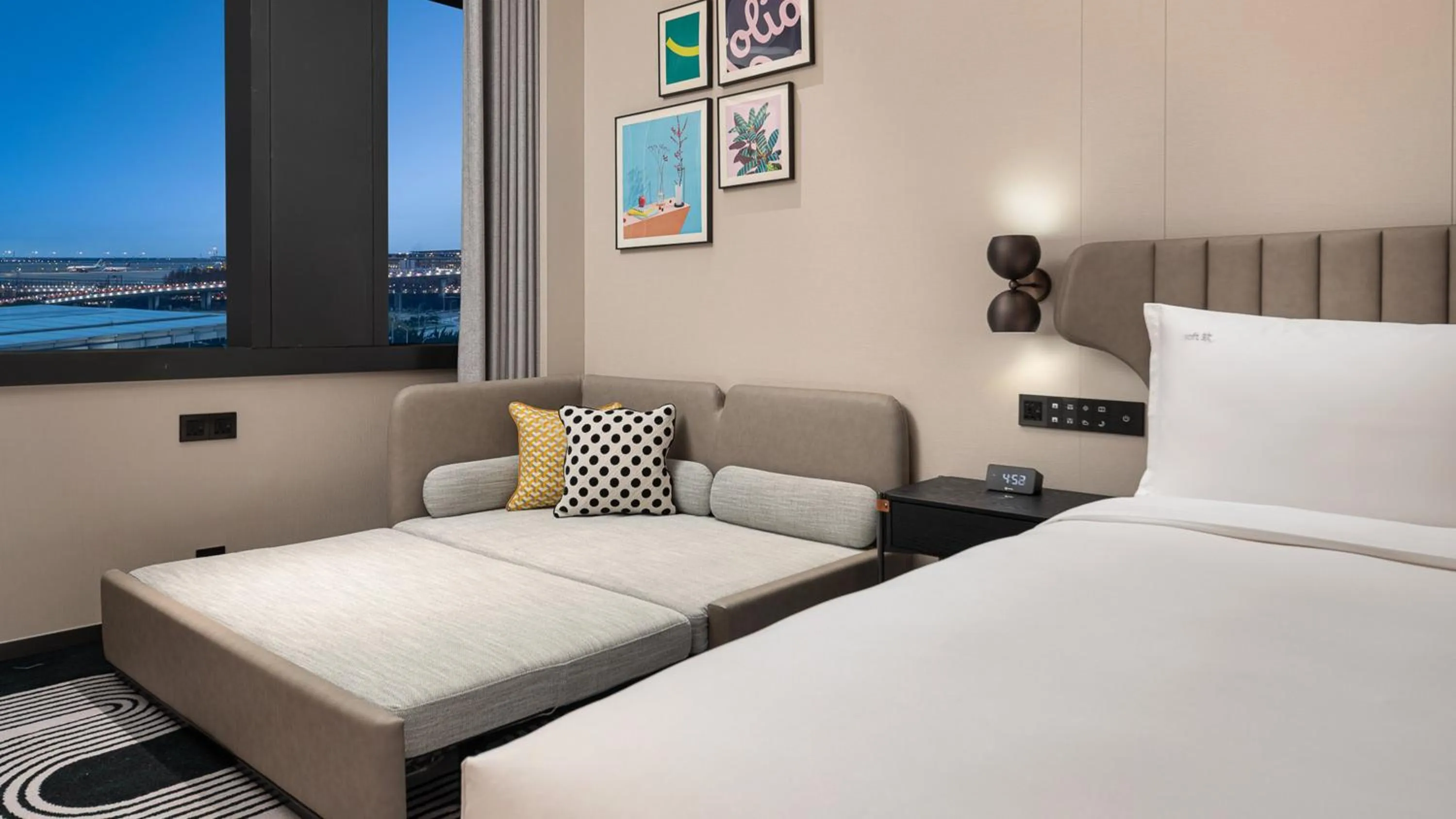 Bedroom, Bed in Holiday Inn Shanghai Pudong Airport, an IHG Hotel