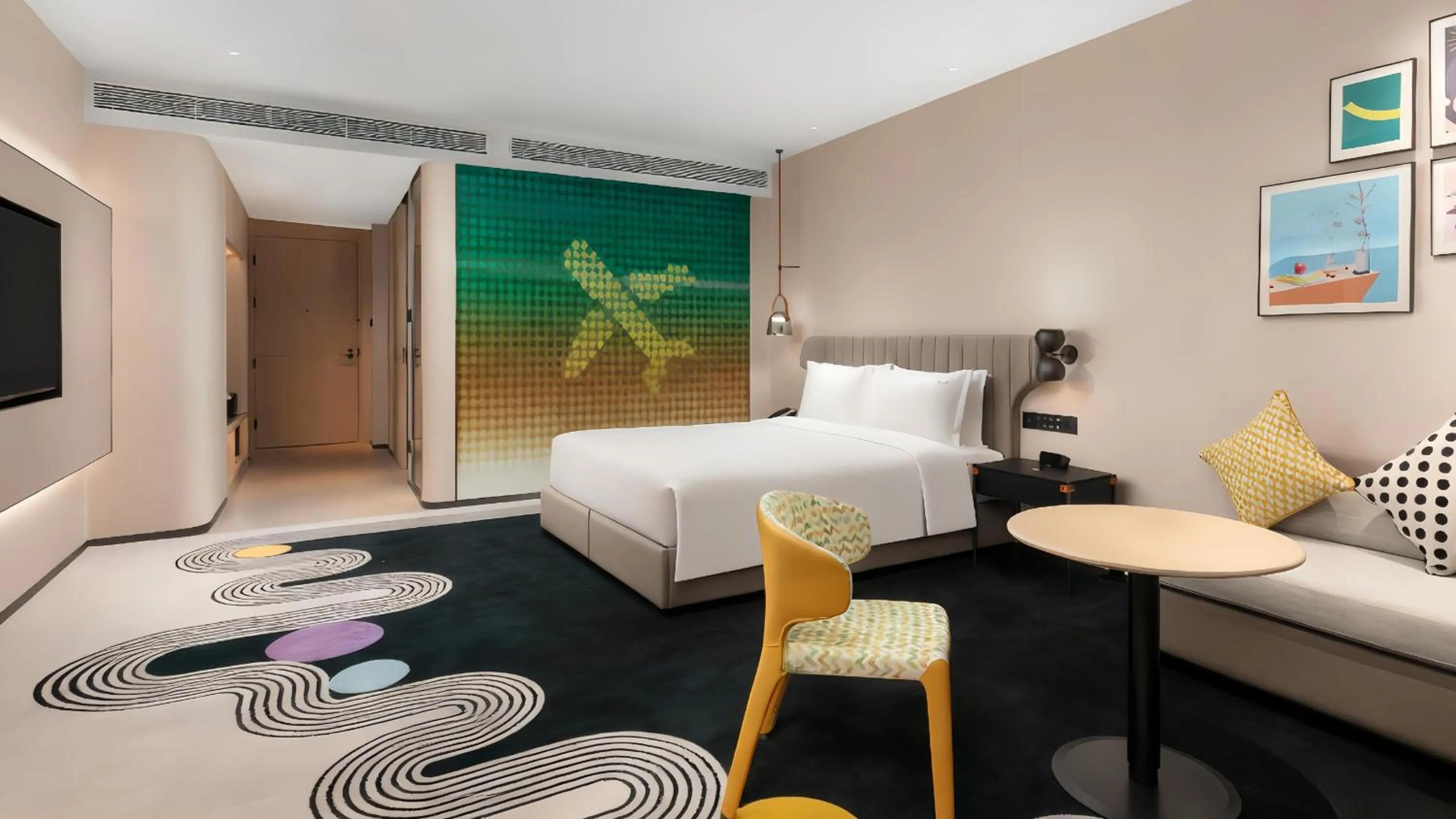 Photo of the whole room, Bed in Holiday Inn Shanghai Pudong Airport, an IHG Hotel