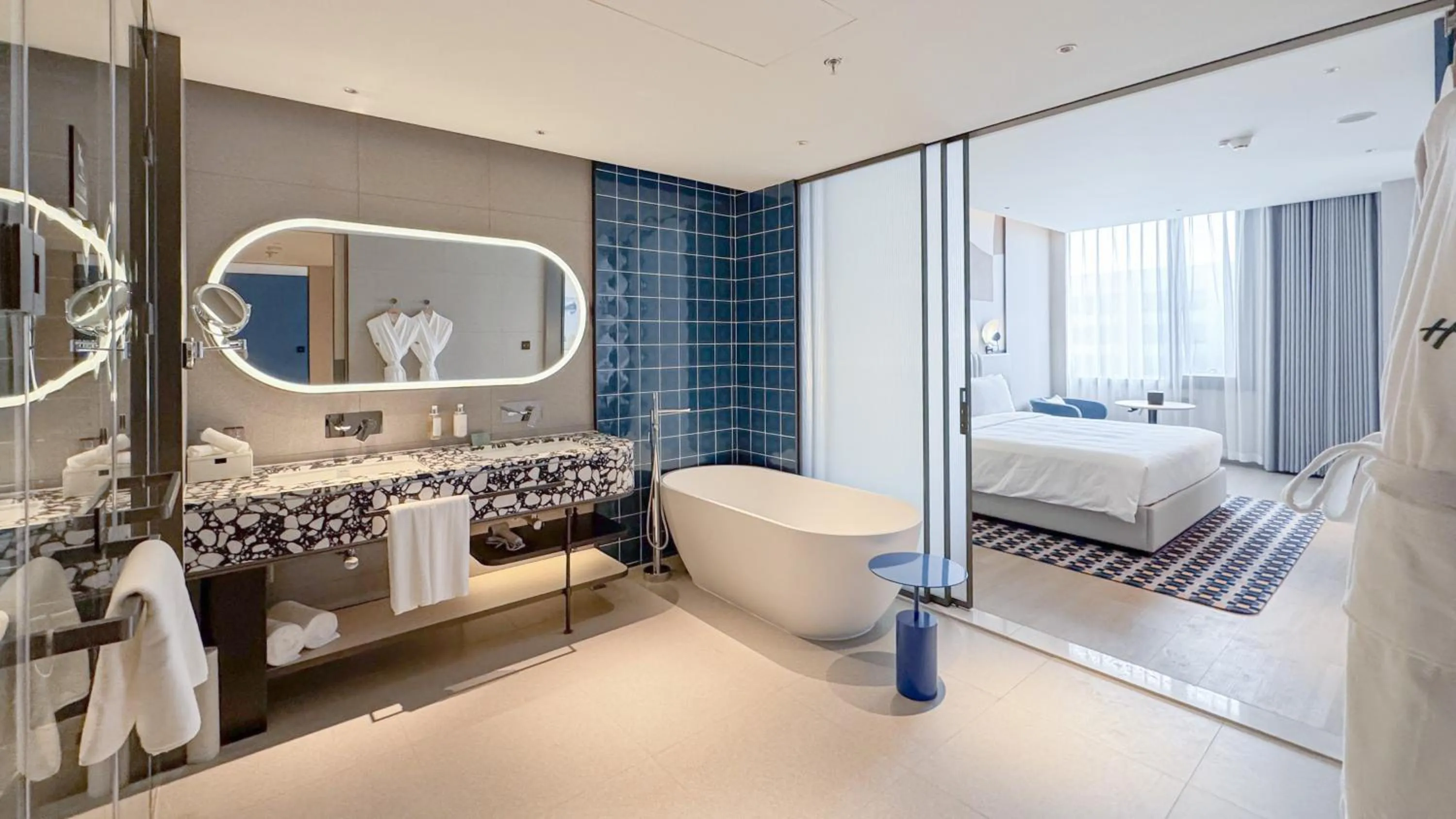 Photo of the whole room, Bed in Holiday Inn Shanghai Pudong Airport, an IHG Hotel