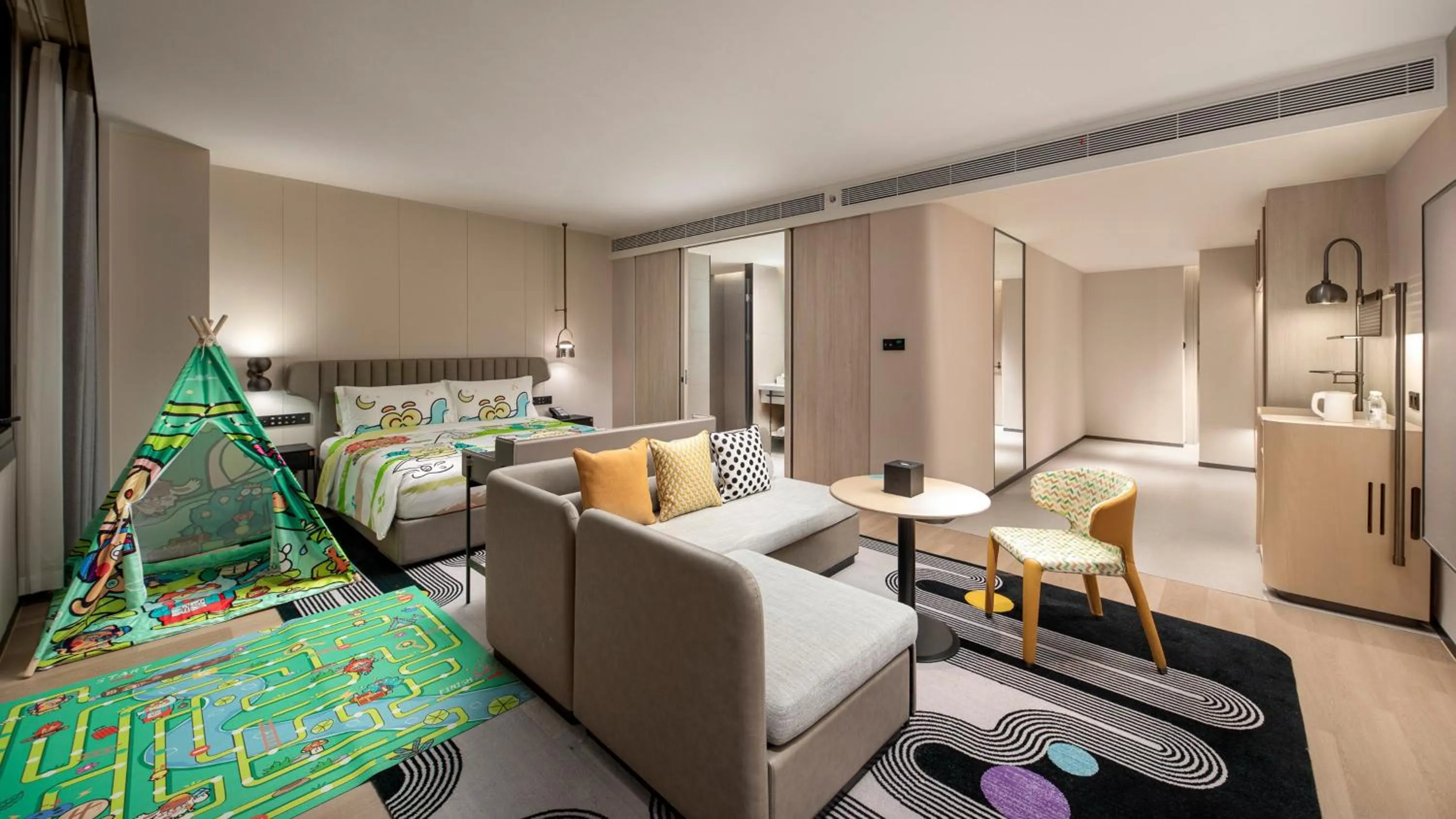 Photo of the whole room, Bed in Holiday Inn Shanghai Pudong Airport, an IHG Hotel