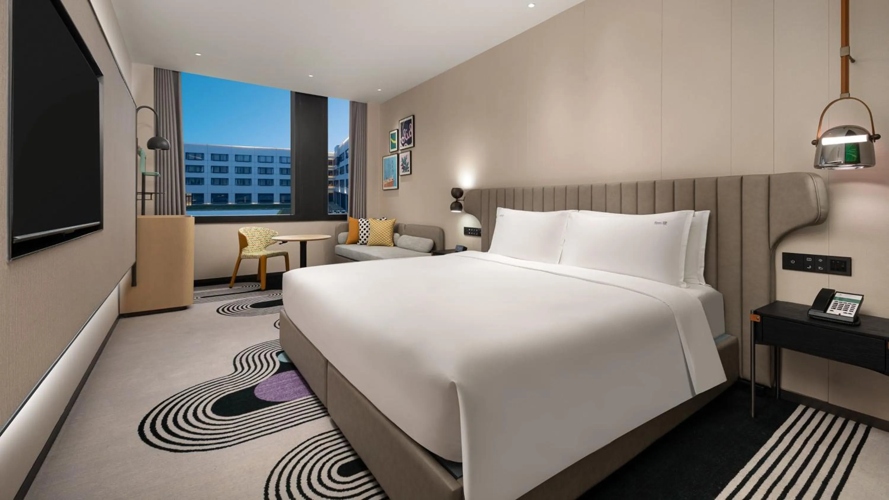 Photo of the whole room, Bed in Holiday Inn Shanghai Pudong Airport, an IHG Hotel