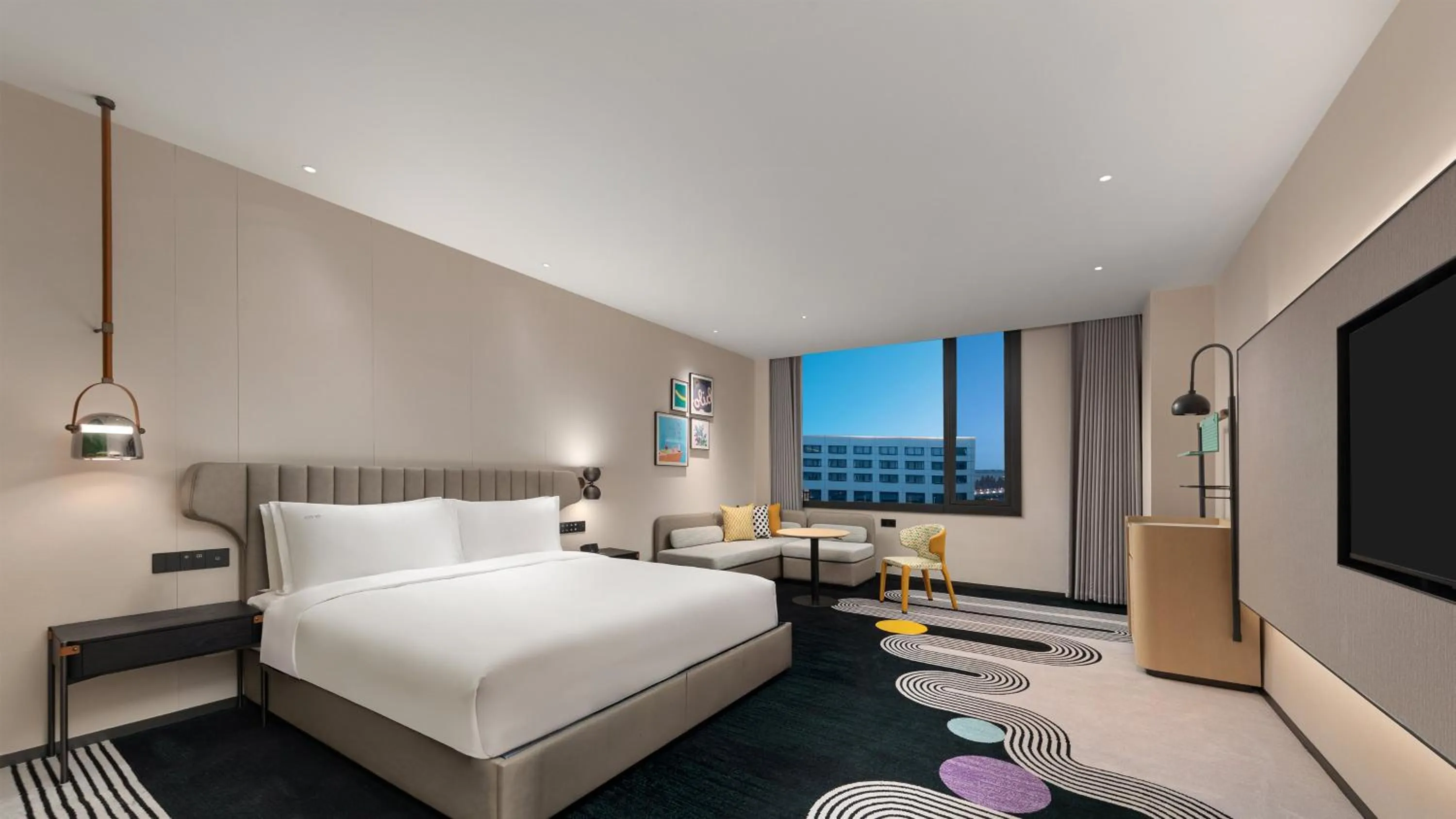 Photo of the whole room, Bed in Holiday Inn Shanghai Pudong Airport, an IHG Hotel