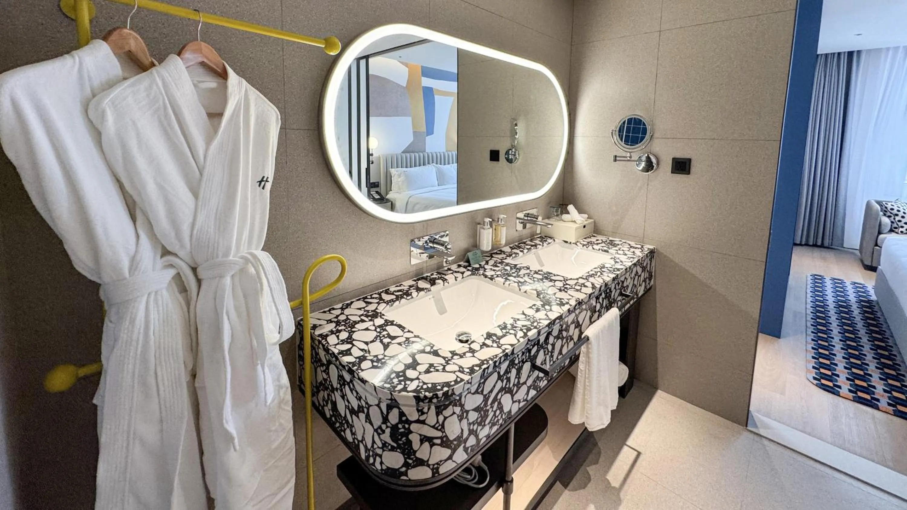 Photo of the whole room, Bed in Holiday Inn Shanghai Pudong Airport, an IHG Hotel