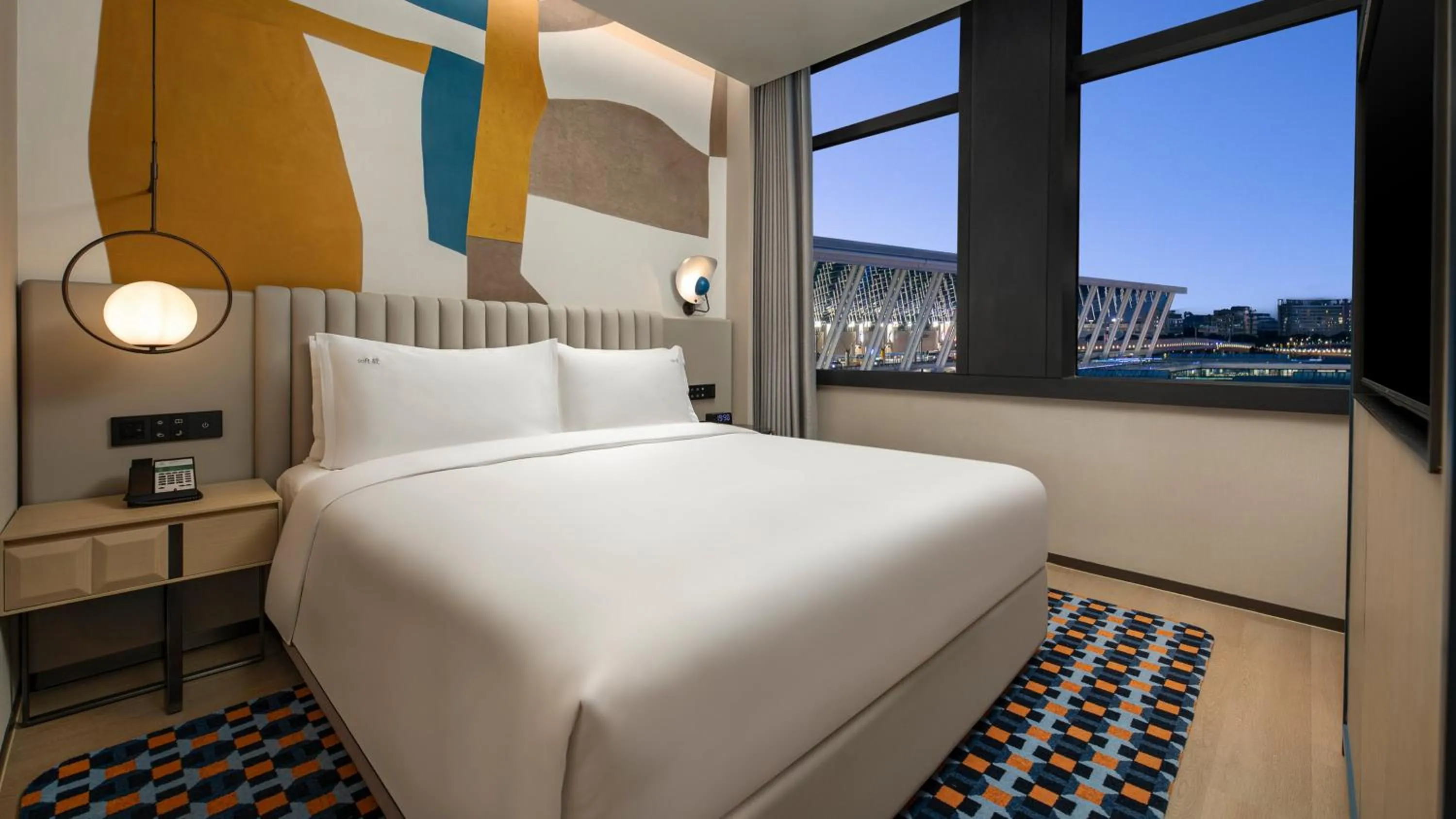 Photo of the whole room, Bed in Holiday Inn Shanghai Pudong Airport, an IHG Hotel