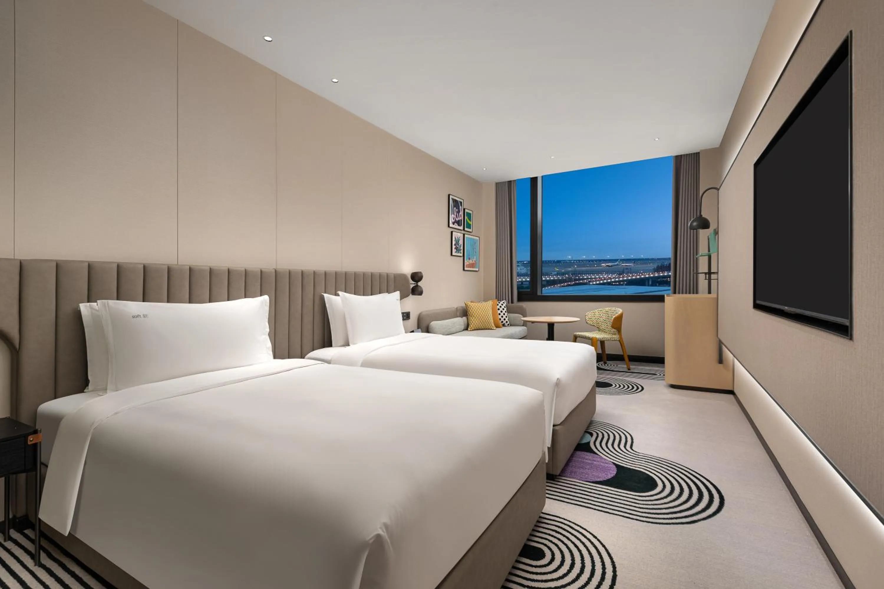 Photo of the whole room, Bed in Holiday Inn Shanghai Pudong Airport, an IHG Hotel