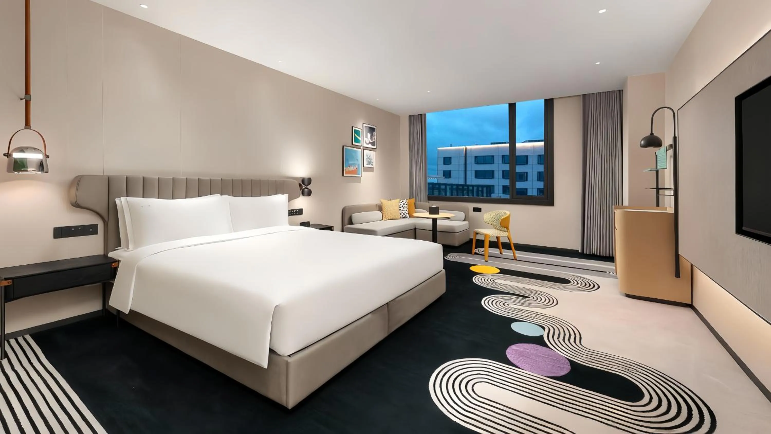 Photo of the whole room, Bed in Holiday Inn Shanghai Pudong Airport, an IHG Hotel