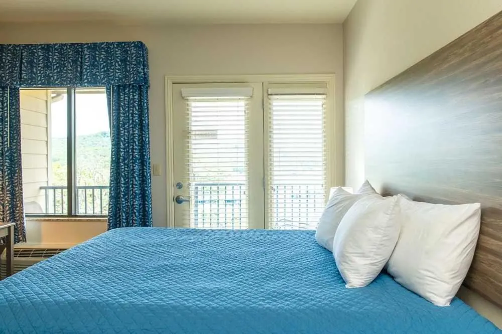 King Room with Lake View in Port of Kimberling Resort & Campground
