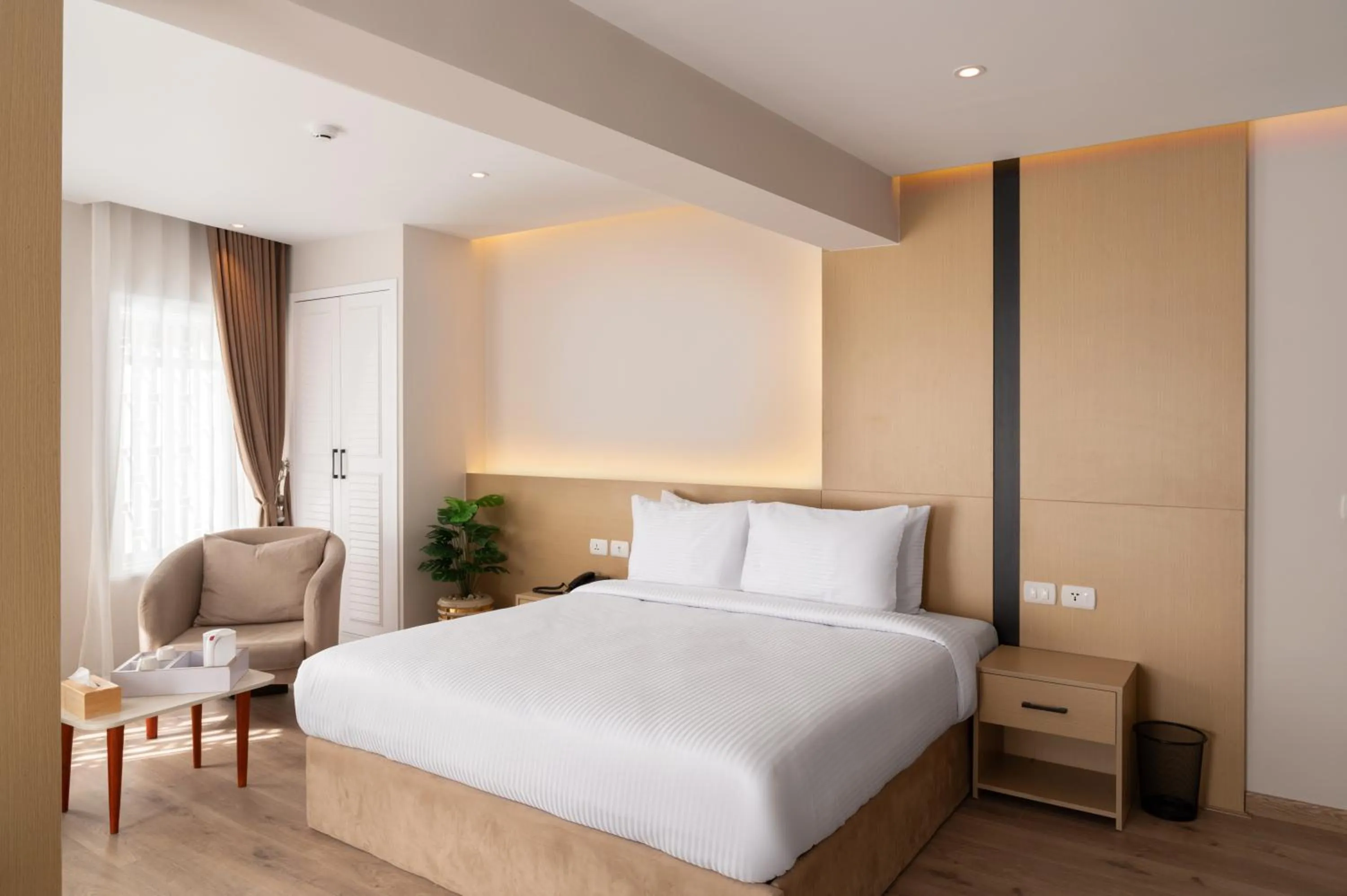 Bedroom, Bed in Elegance Grand City Hotel