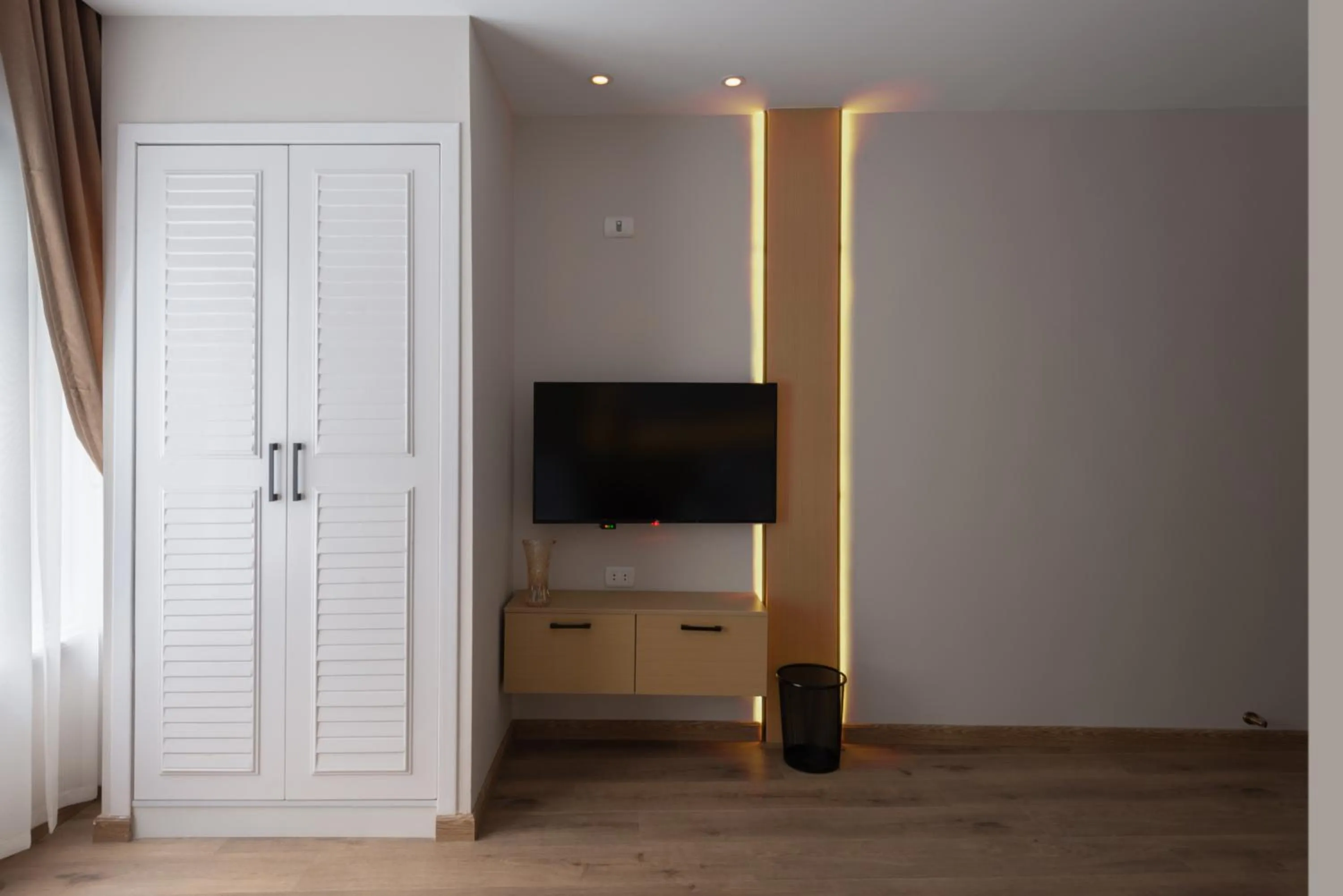 wardrobe in Elegance Grand City Hotel