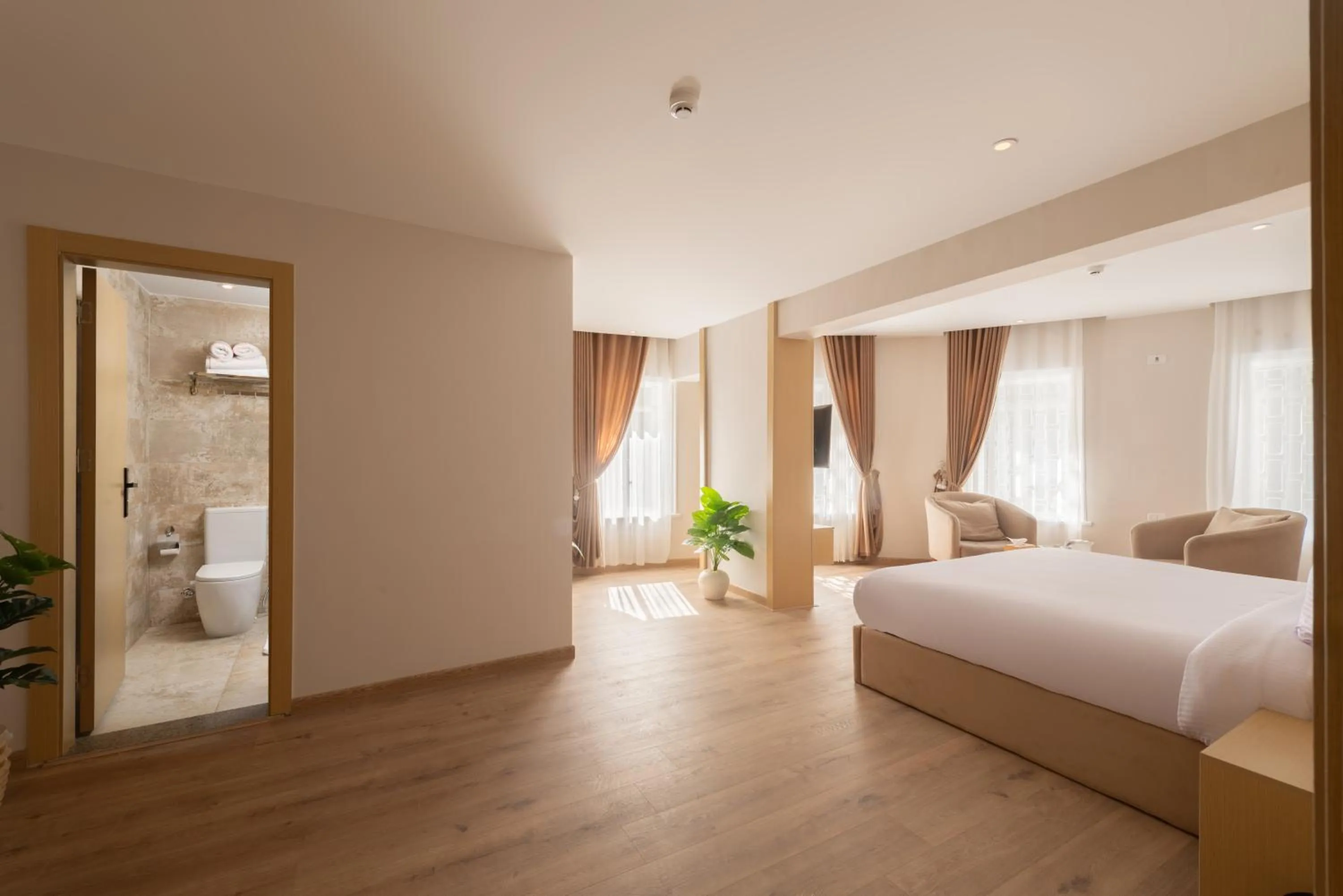 Elegance Grand City Hotel