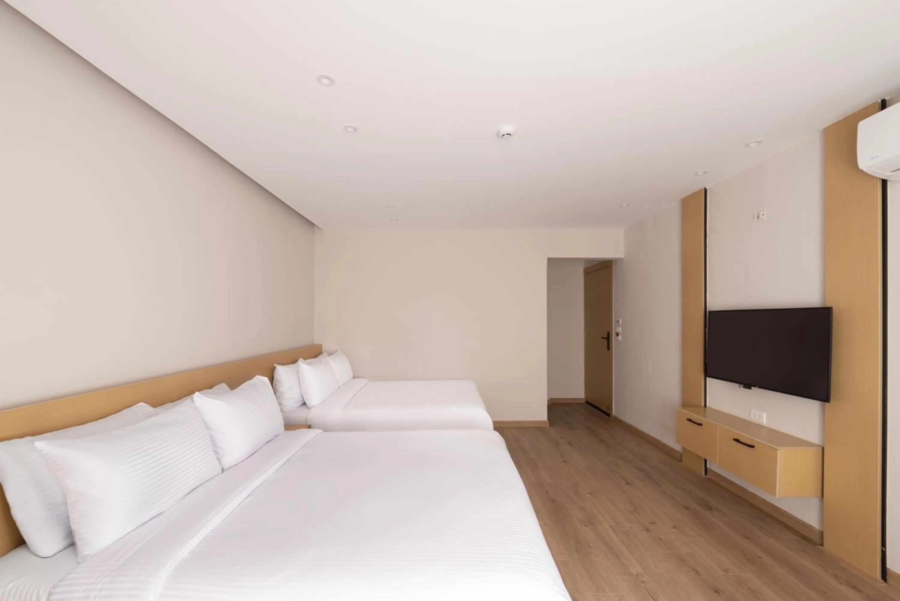 Bedroom, Bed in Elegance Grand City Hotel