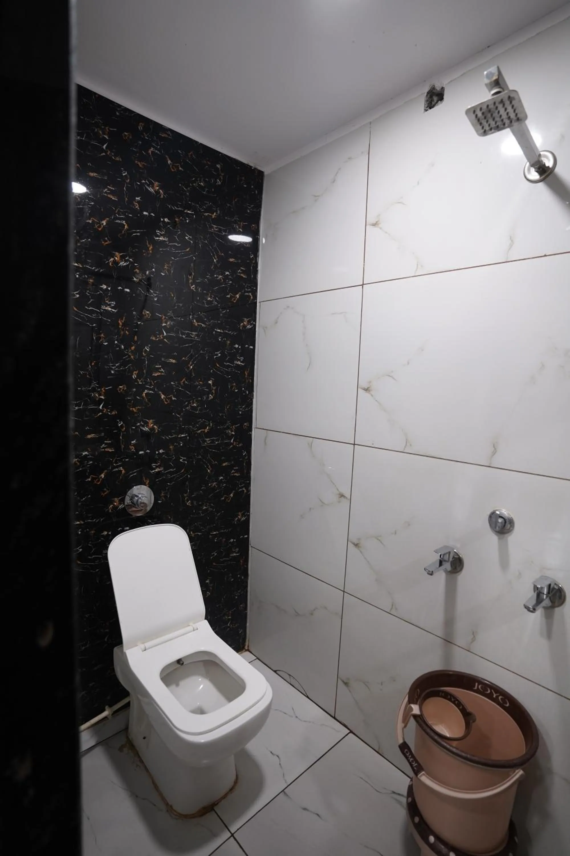 Shower in Hotel Dev Kripa