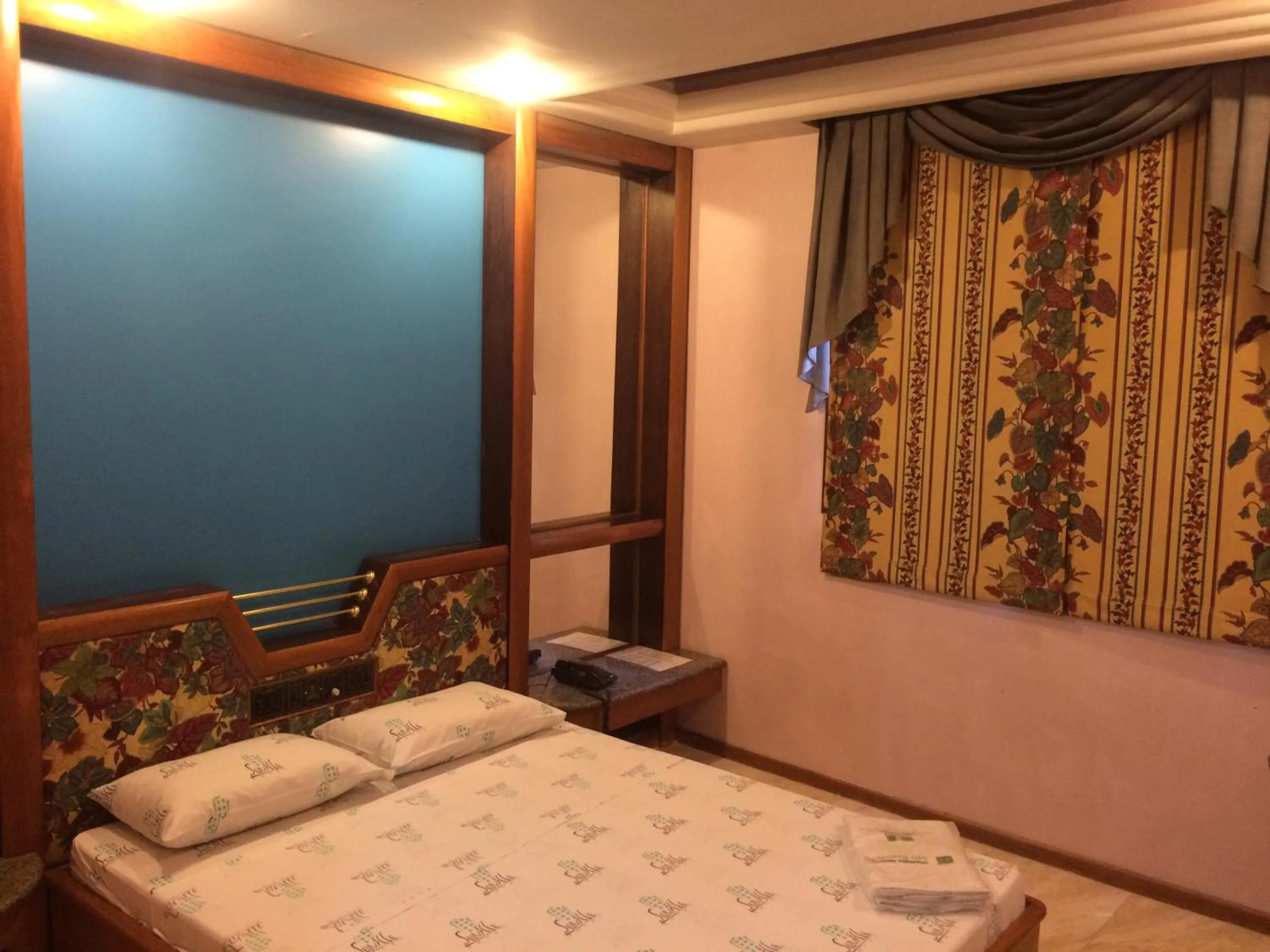 Photo of the whole room in Saville Hotel