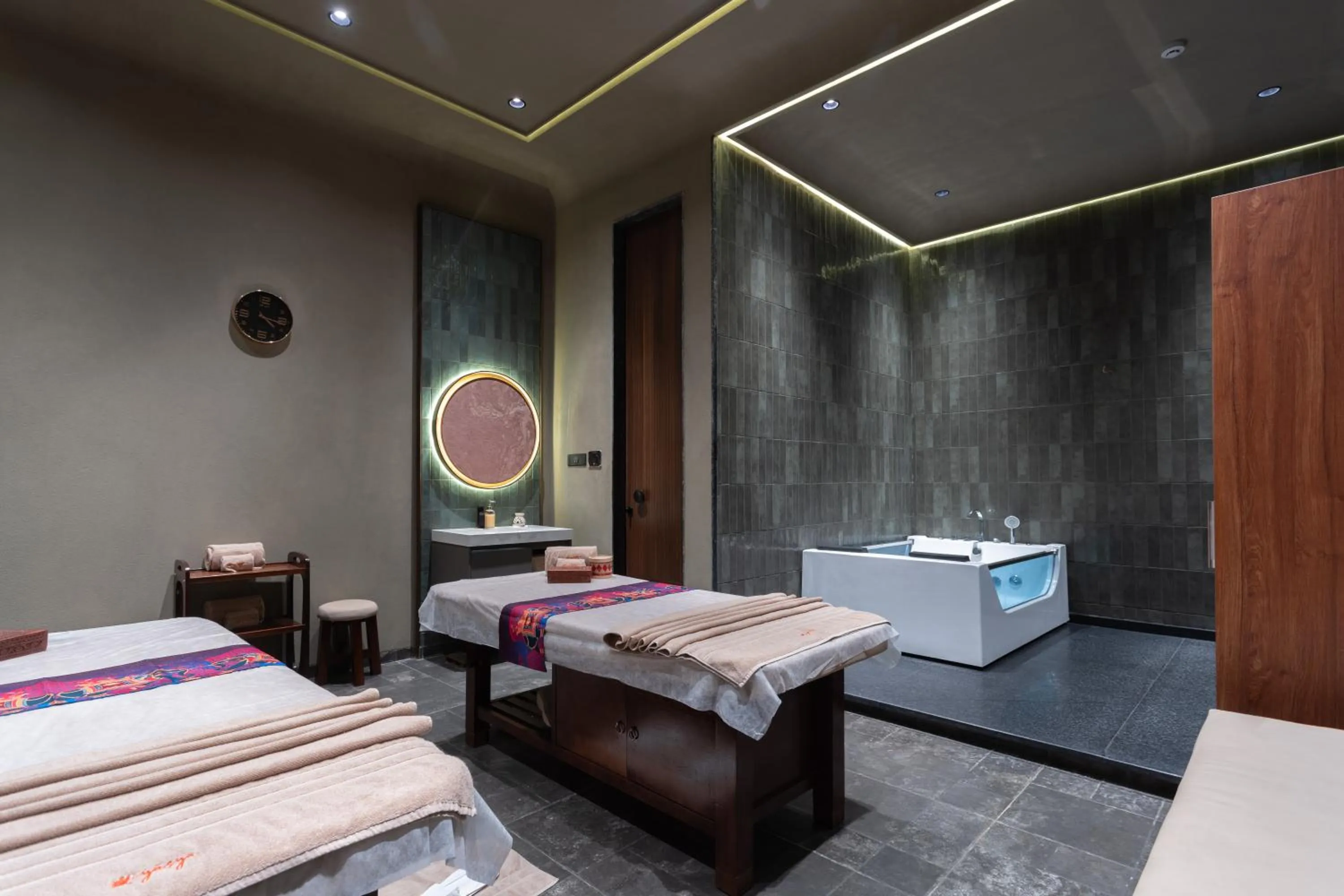 Spa and wellness centre/facilities, Bed in Treat Resort Silvassa