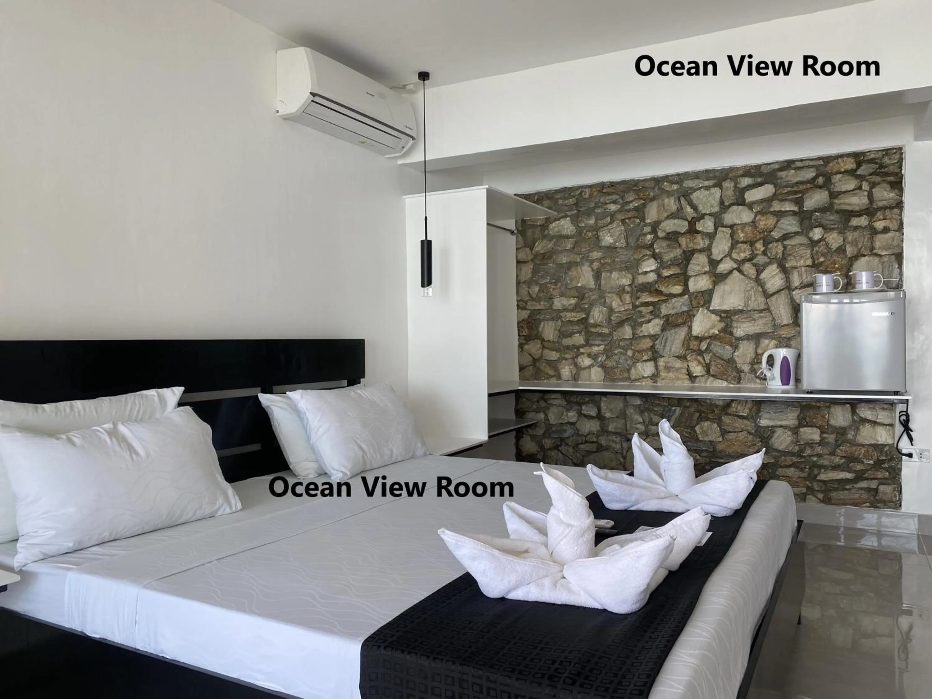 Bedroom, Bed in Papa Freds Beach Resort