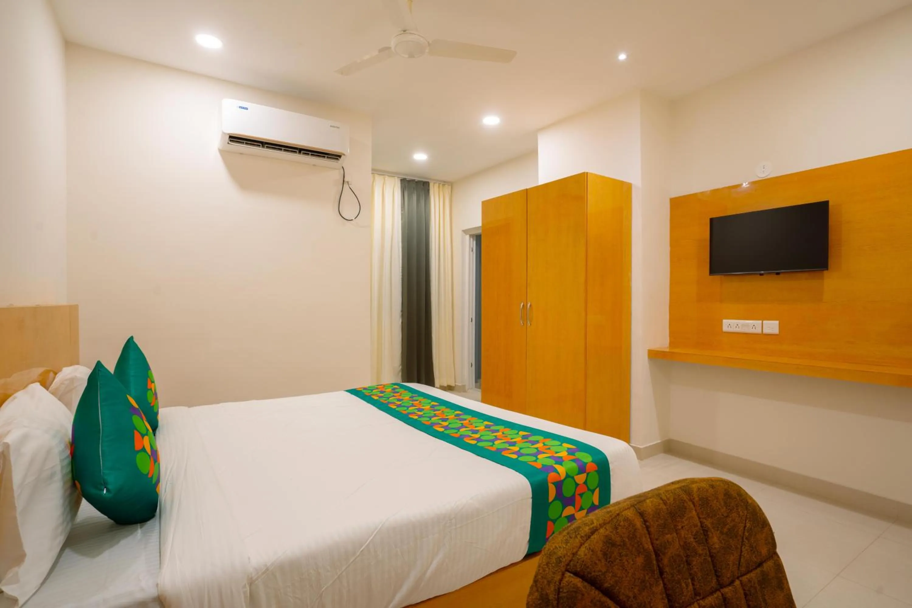 Bedroom, Bed in Treebo The Living Tree Khairatabad