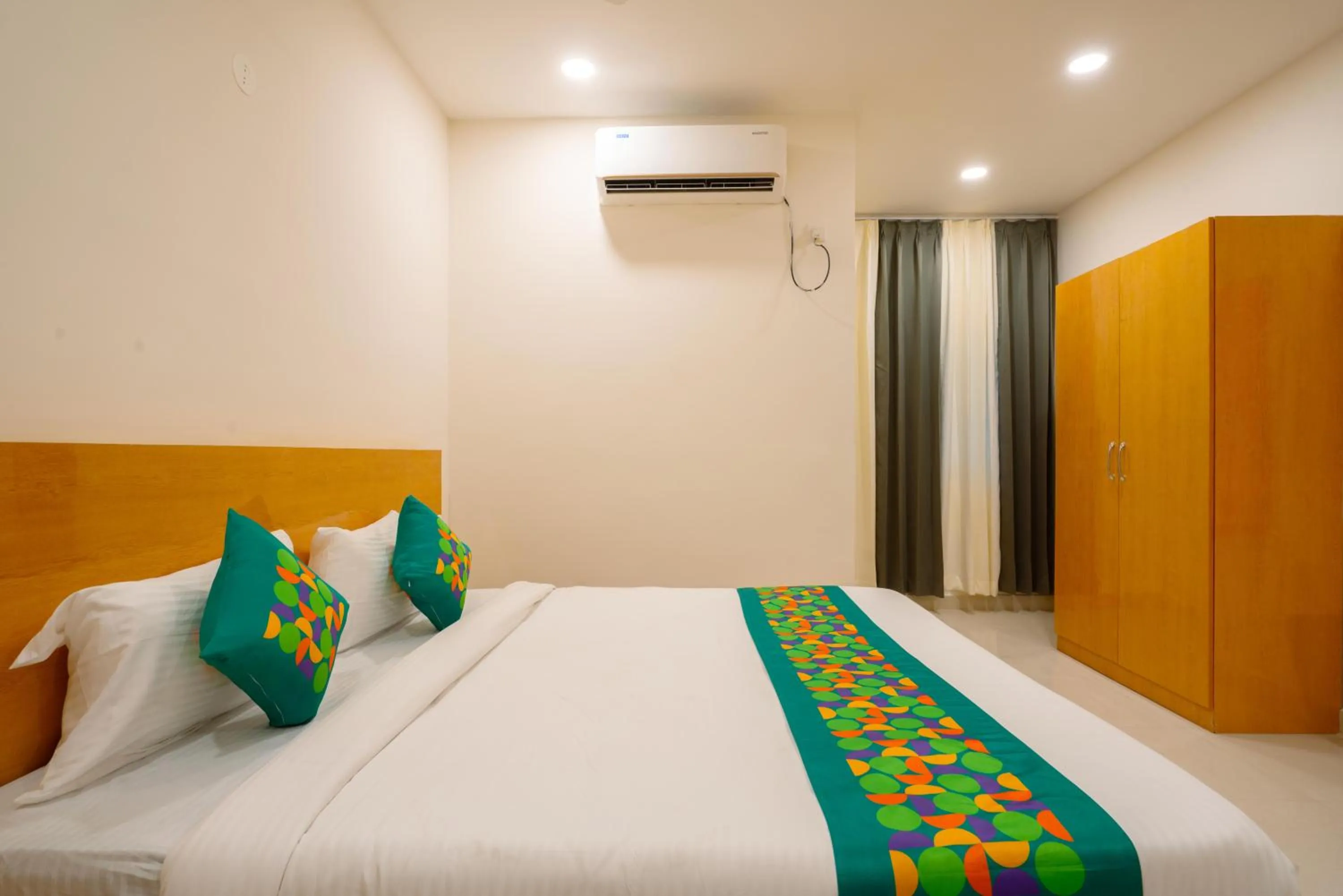 Bedroom, Bed in Treebo The Living Tree Khairatabad