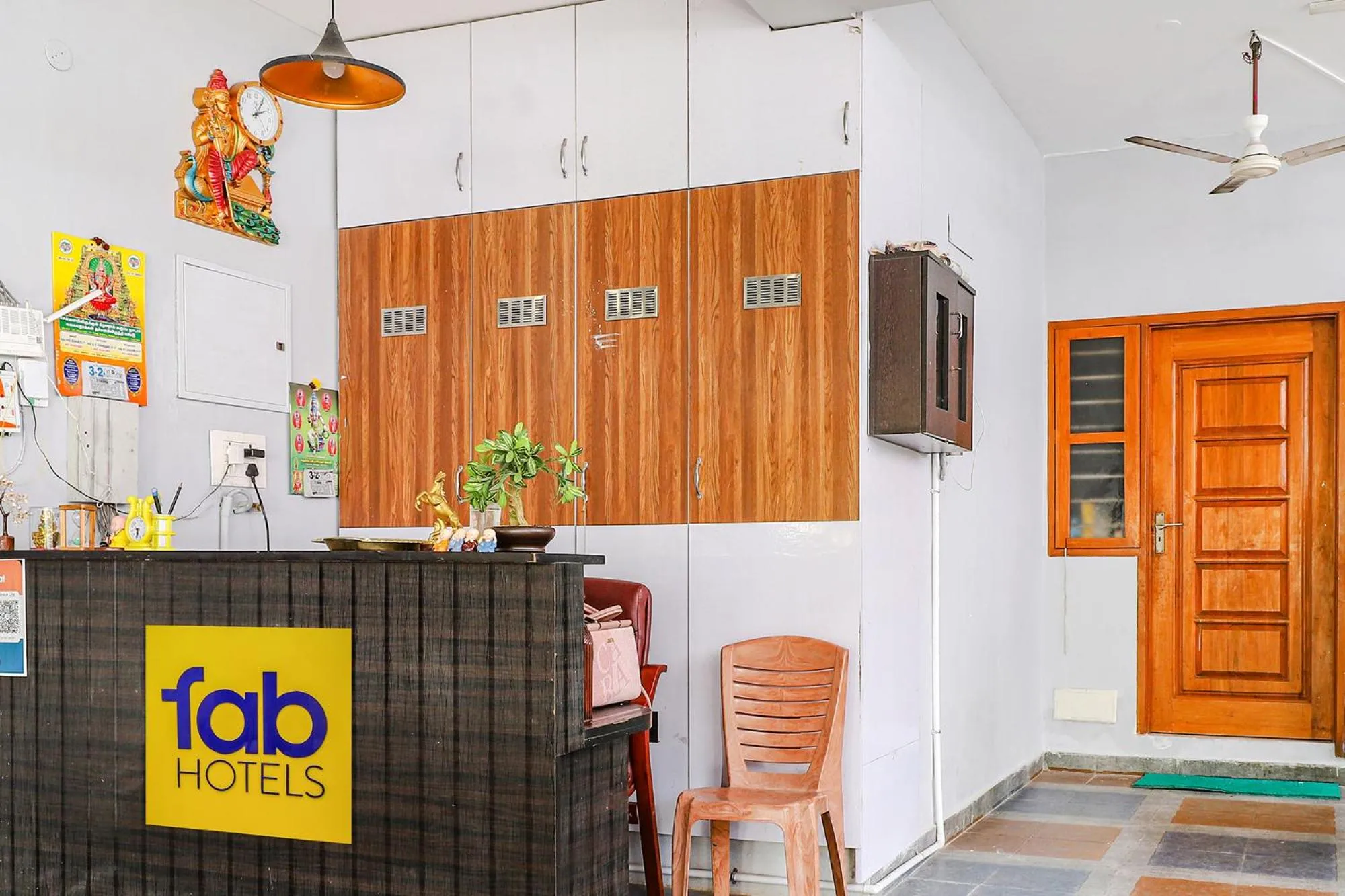 Lobby or reception in FabHotel Hathvik Park