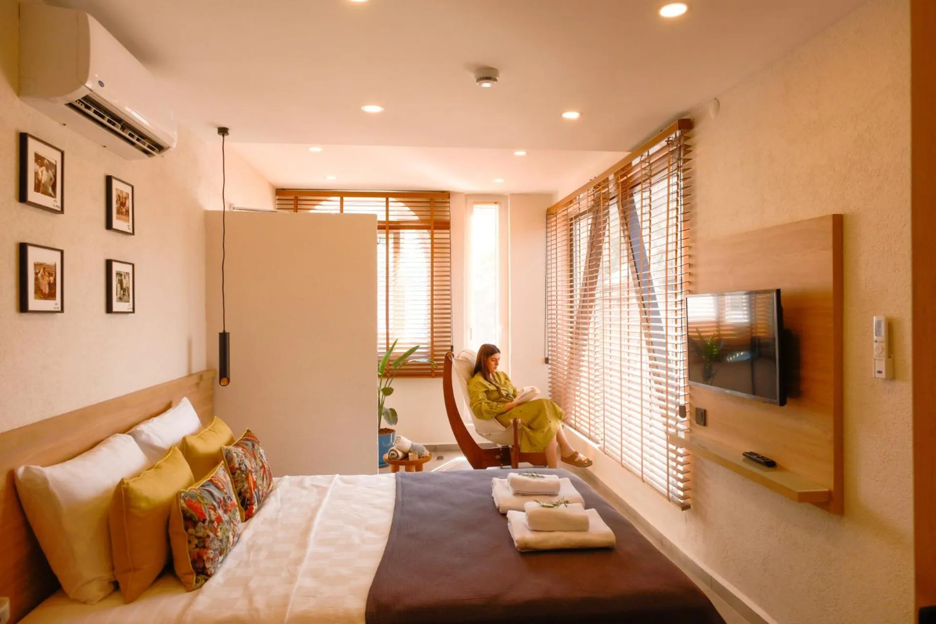 Photo of the whole room, Bed in Uva Rooms