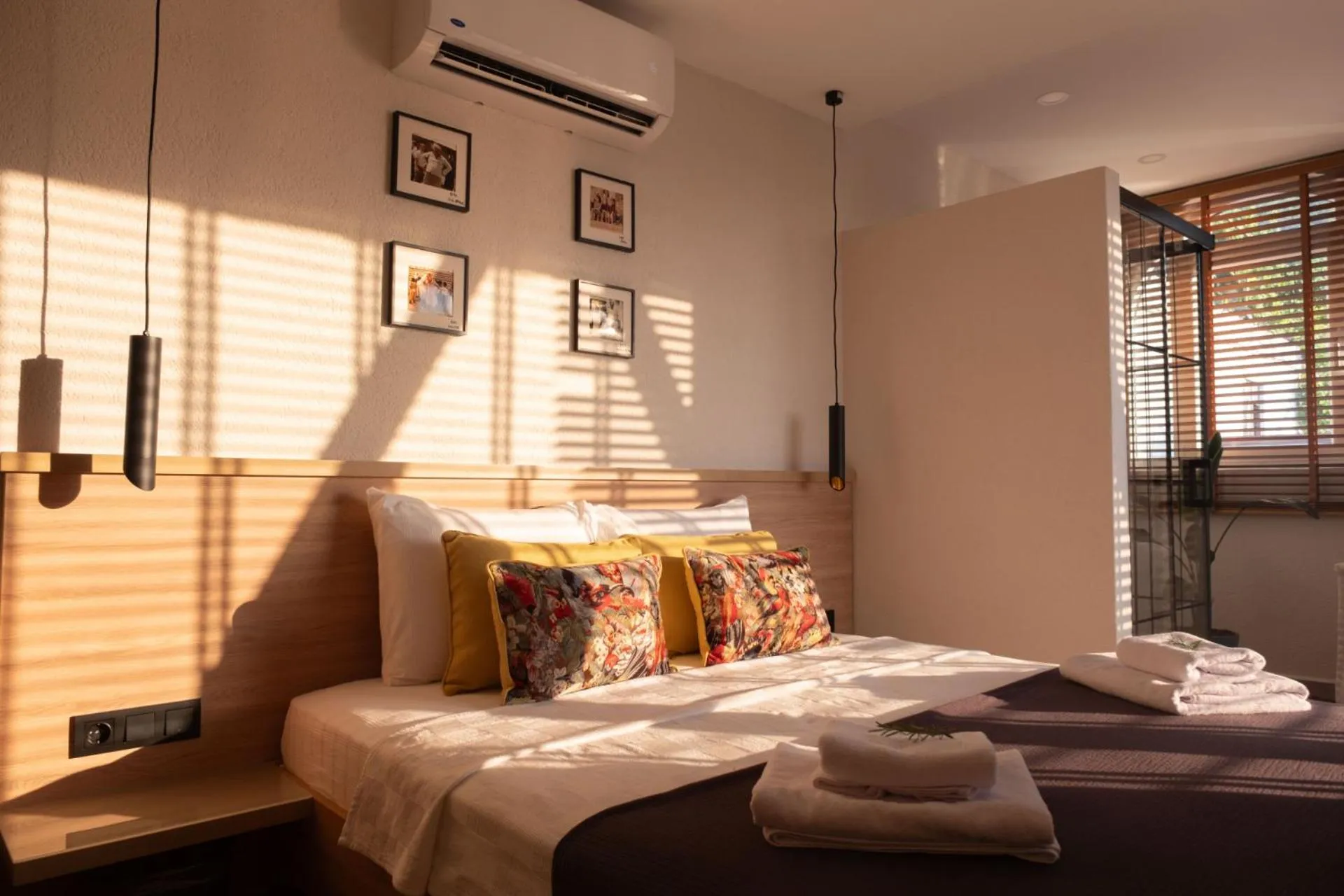 Photo of the whole room, Bed in Uva Rooms