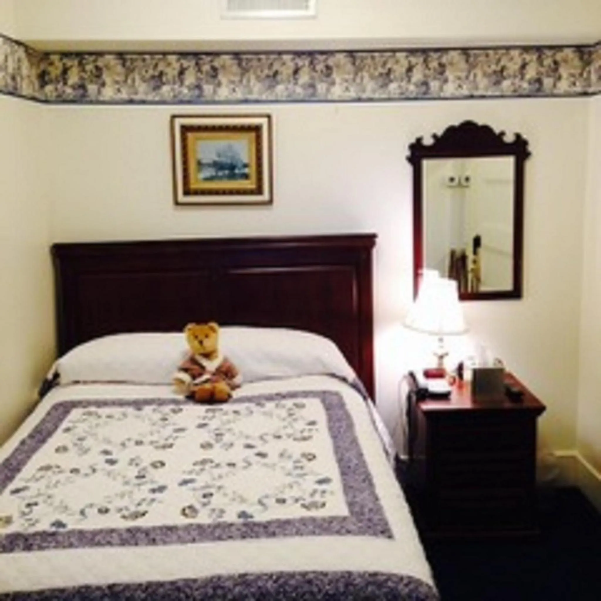 Photo of the whole room, Bed in Gateways Inn